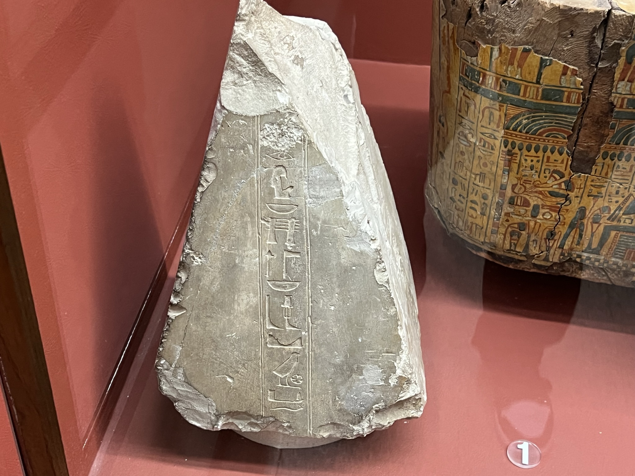 古埃及稍微有点地位和钱的人也可以造金字塔做墓穴，这个就是他们金字塔顶端的锥