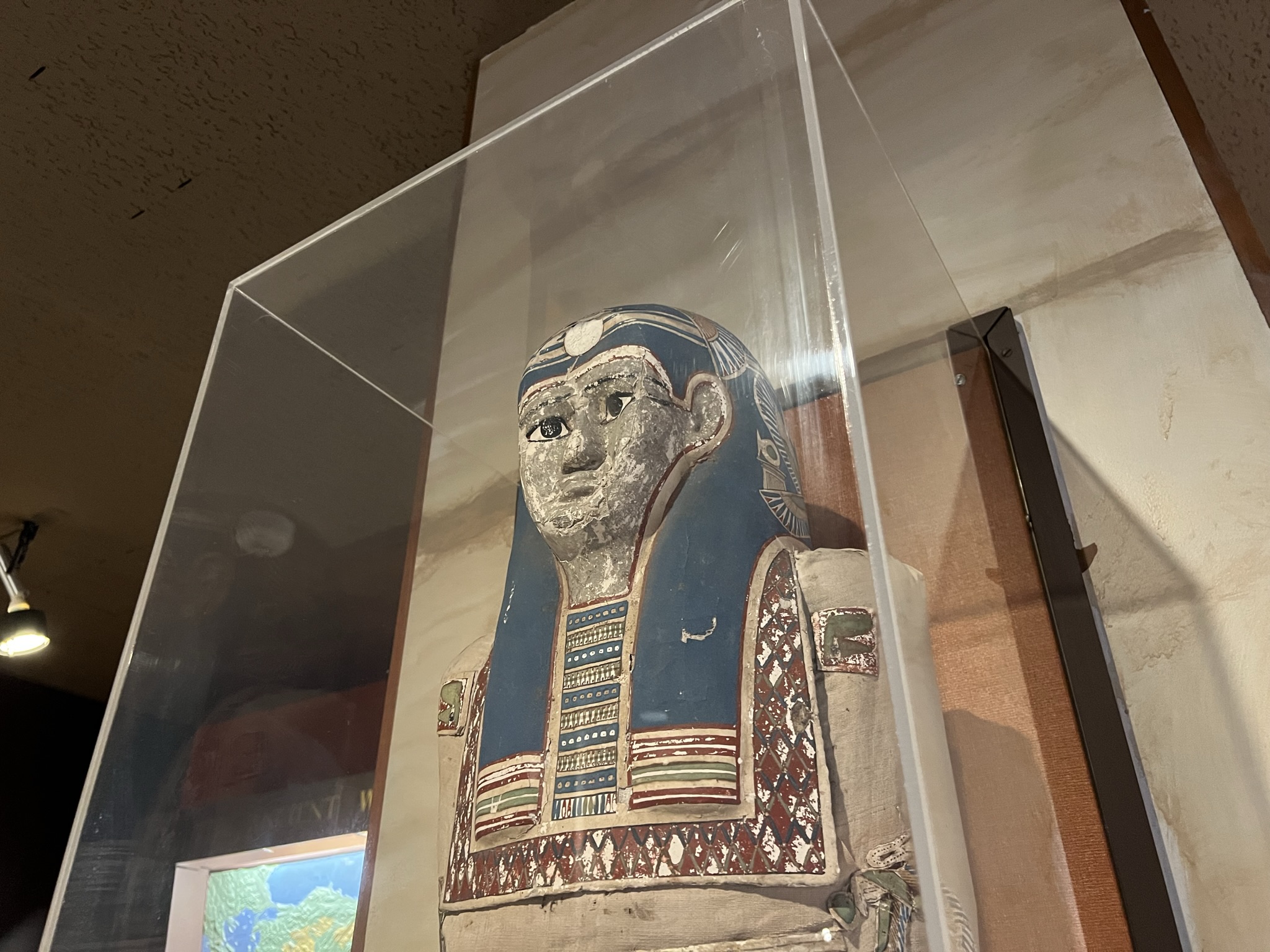 原来是因为材料强度不行的缘故，凹陷进去了