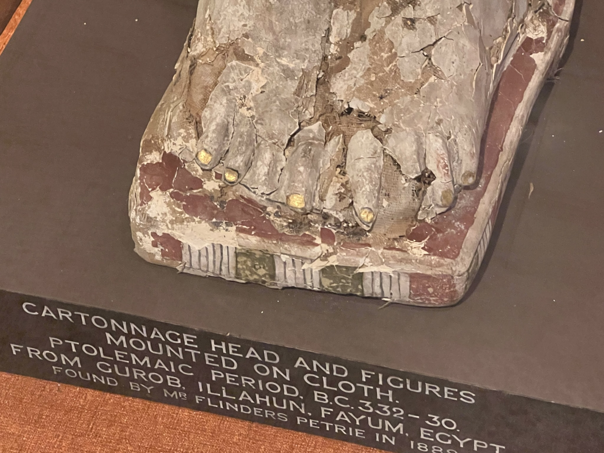 脚趾处的金箔依旧清晰可见