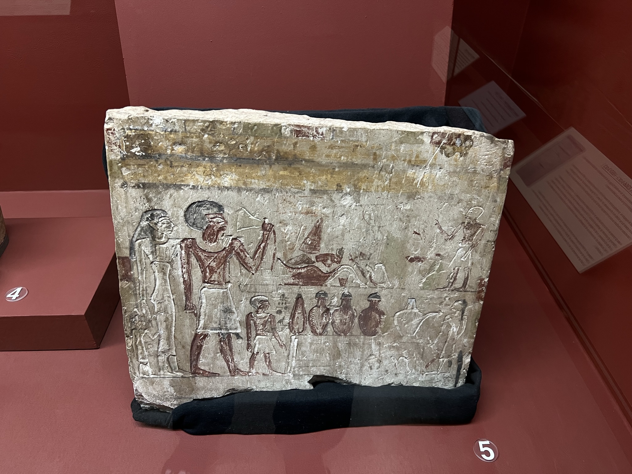 古埃及人也会定期带着全家祭祖，给去世的先人带去供品