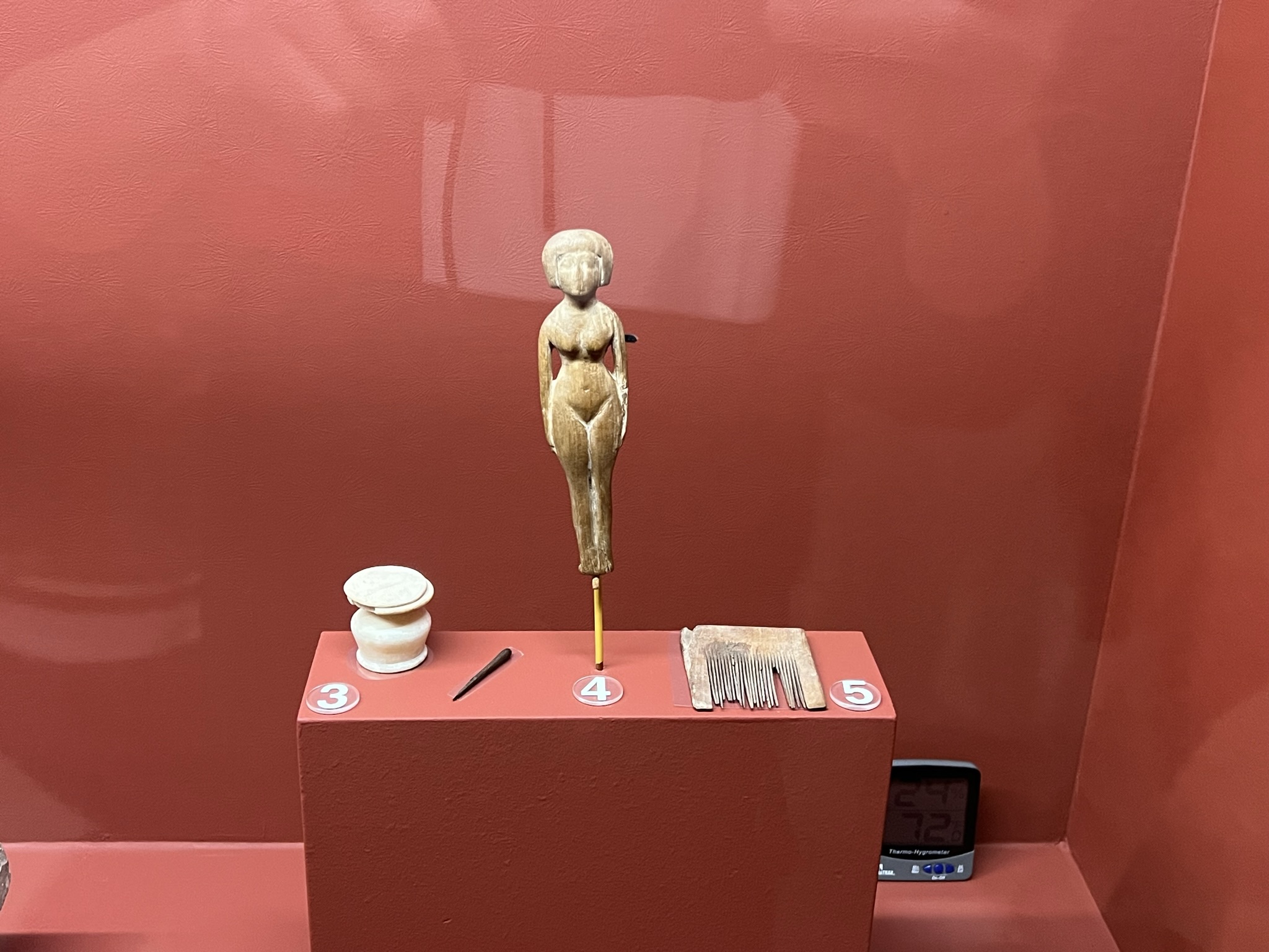 女人的香料盒子和梳子