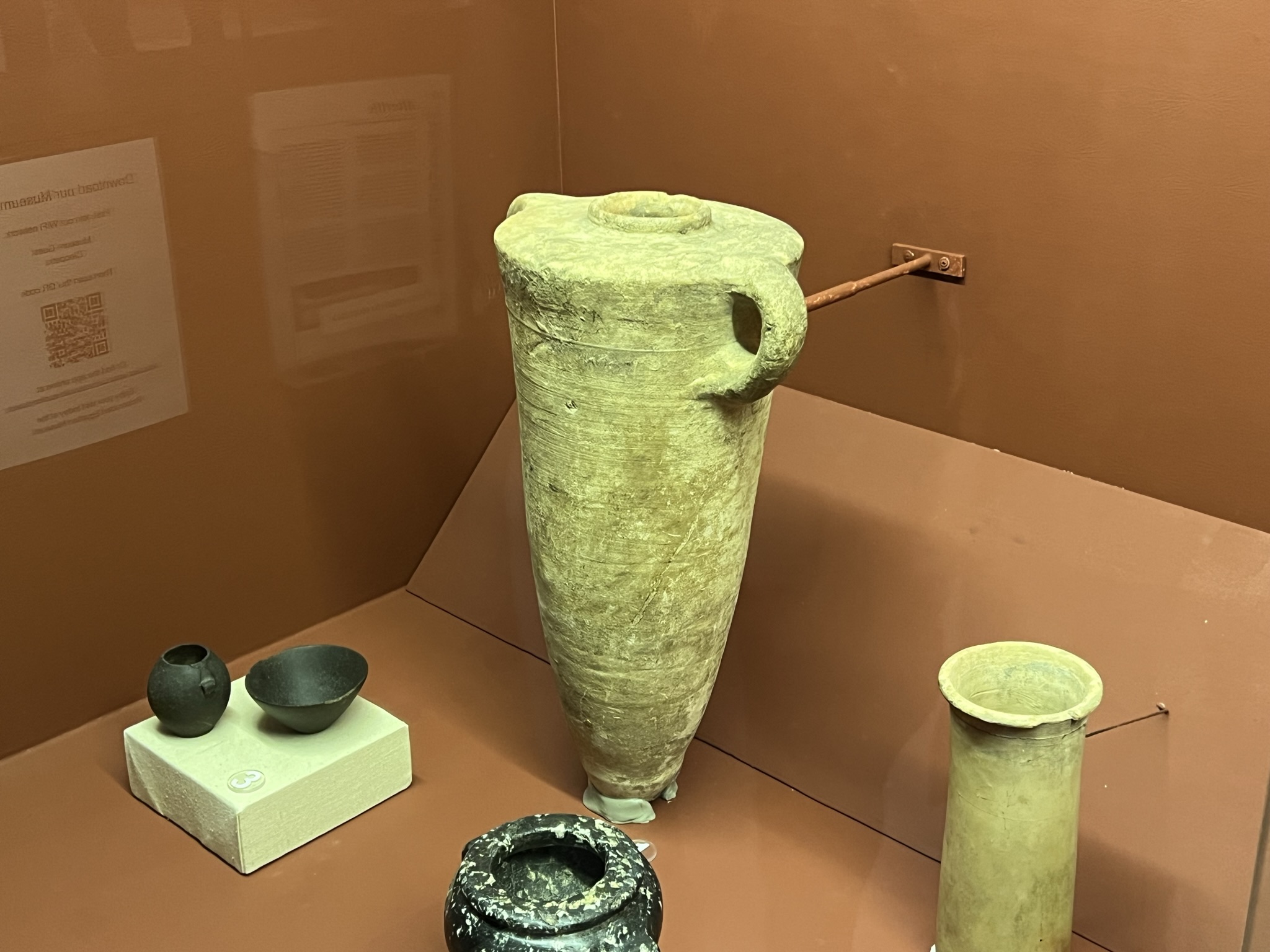 放粮食放酒的罐子