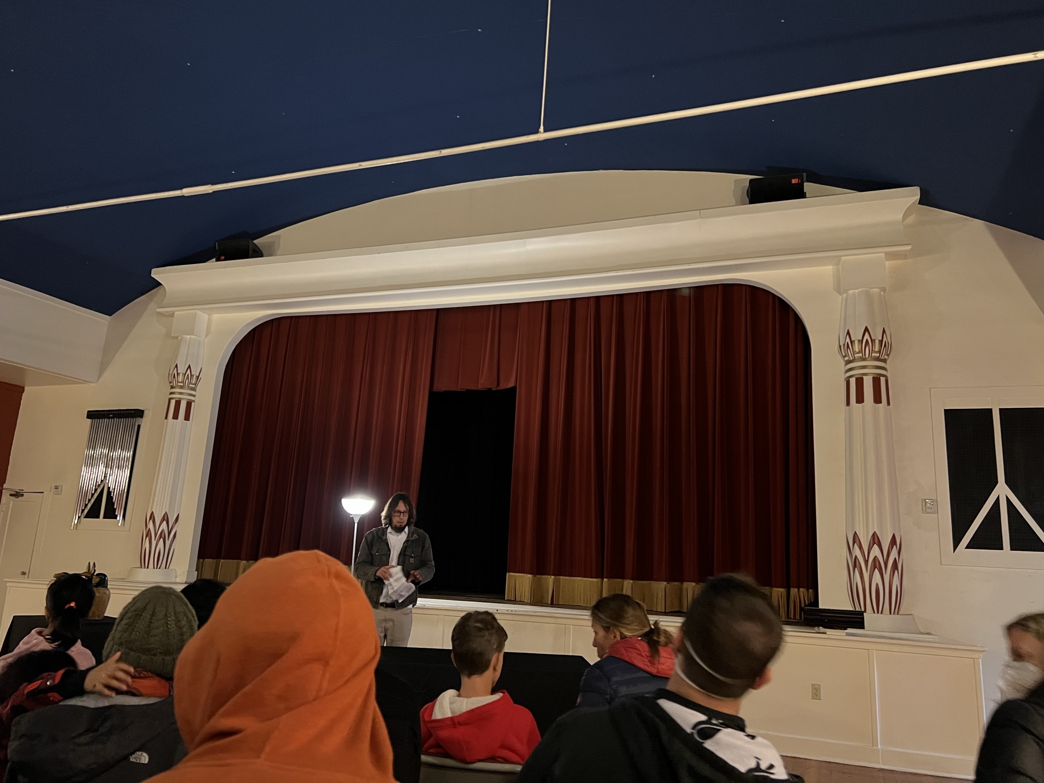 关于古埃及人和猫的特殊讲座，注意照片右侧的尼禄的十字，和左边被故意隐藏起来的尼禄的十字