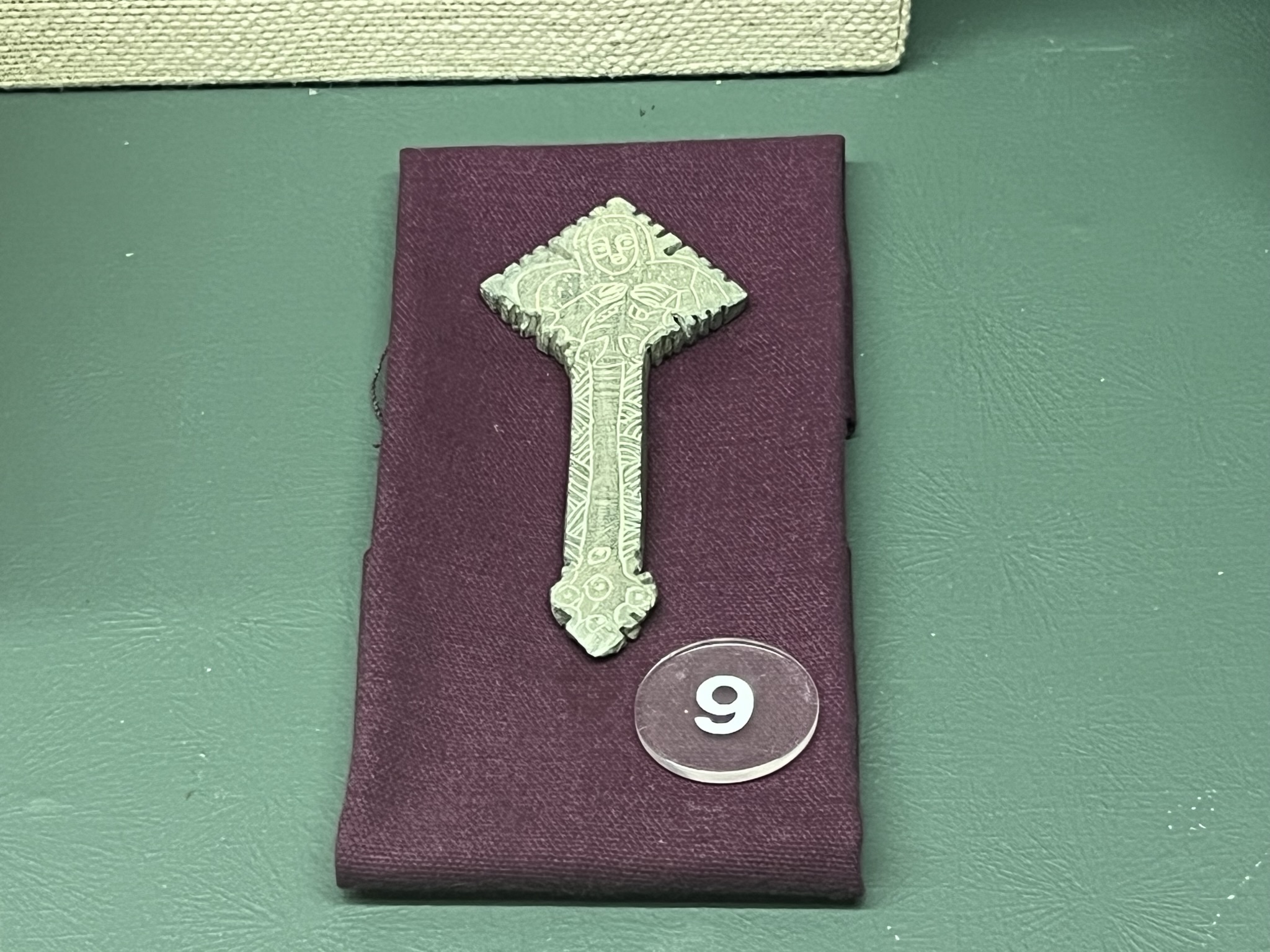 这个的下面做成了法老下颚胡子的样子，上面却是基督教圣母的样子