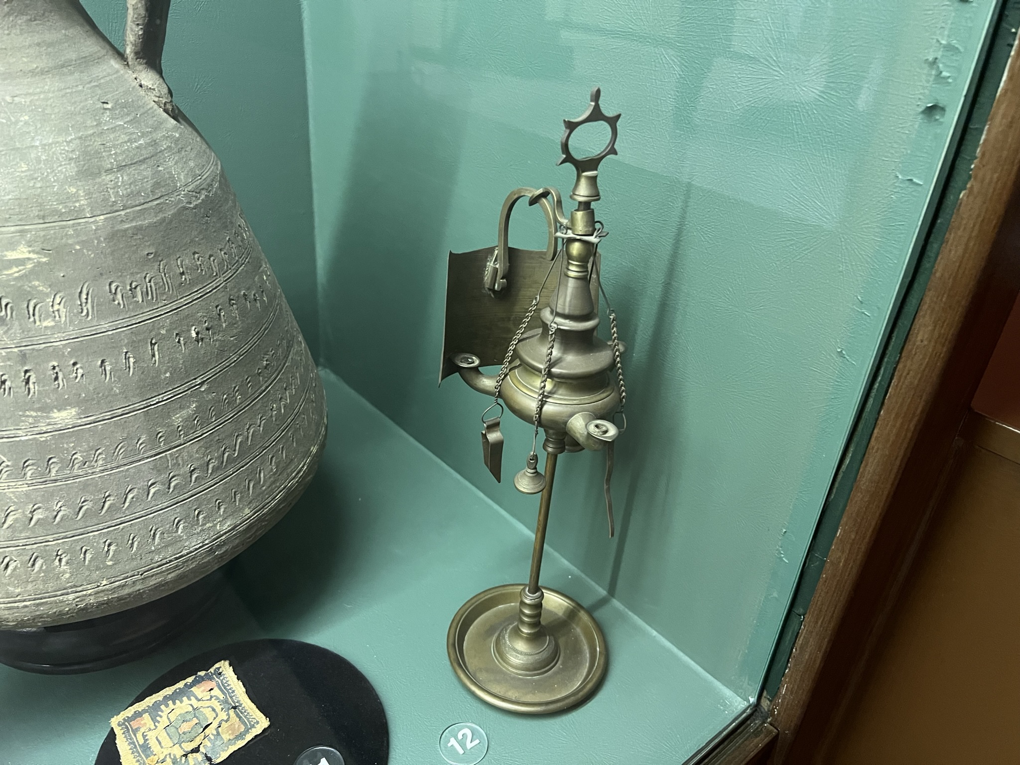 这是个水壶，水壶外面是油灯，很高级