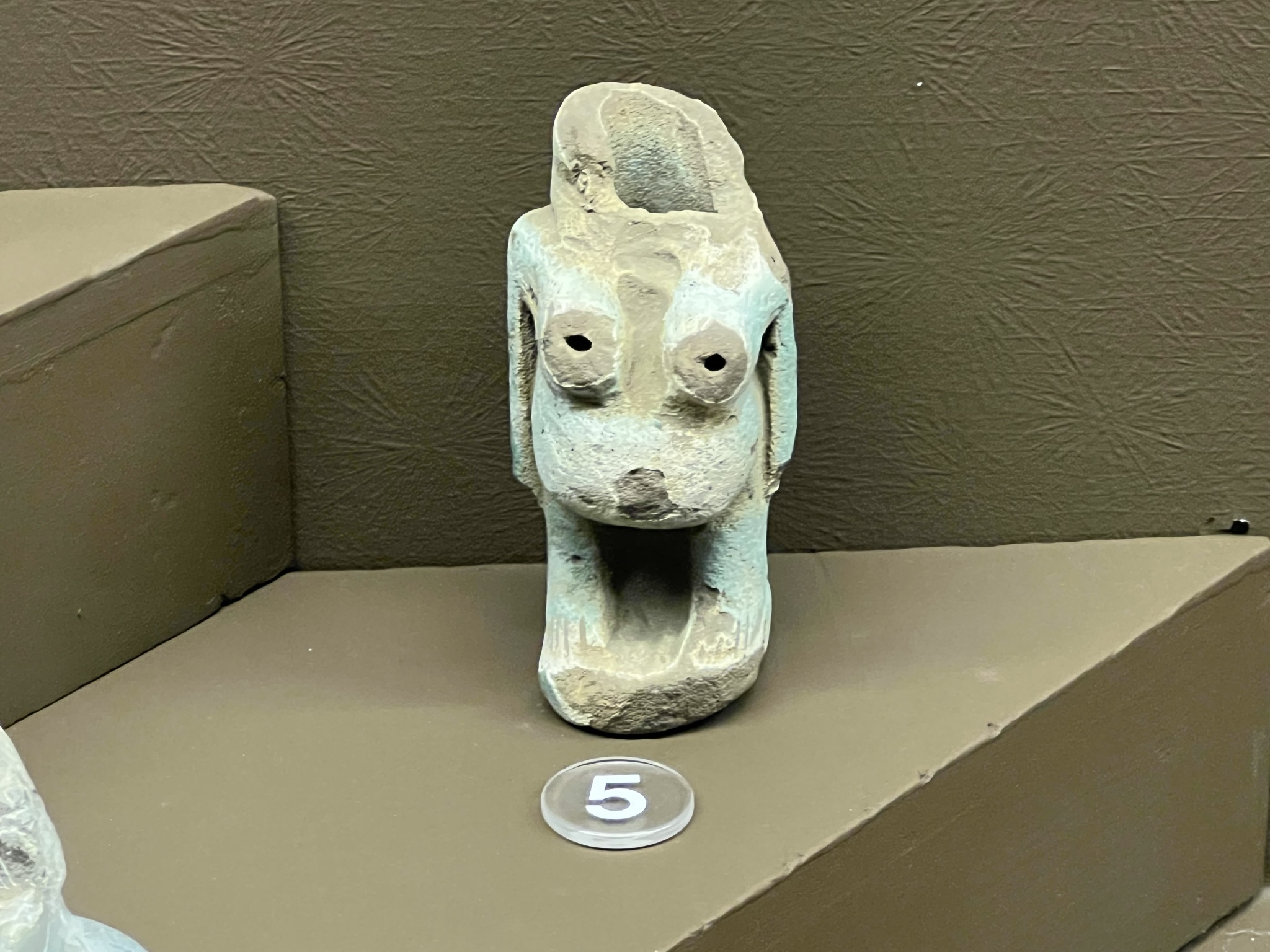 对于那些缺少母乳的女性，古埃及人会把乳汁放进这个器皿里，这个器皿的乳房会流出乳汁，他们相信通过这样会让女性产出母乳