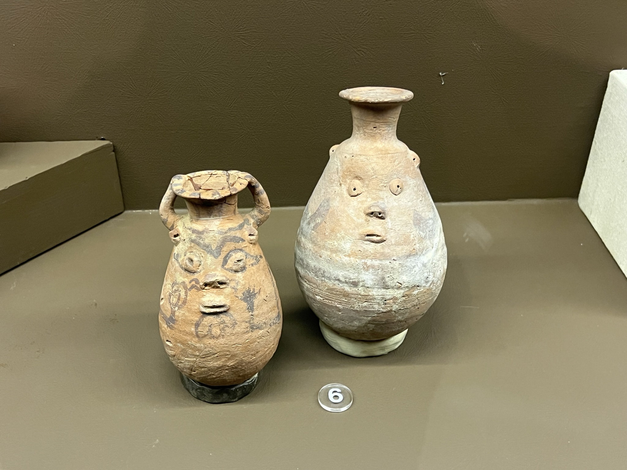 古埃及小孩生病，他们会把乳汁放进这个器皿中再让孩子喝，他们认为这么做会有神明让小孩恢复健康