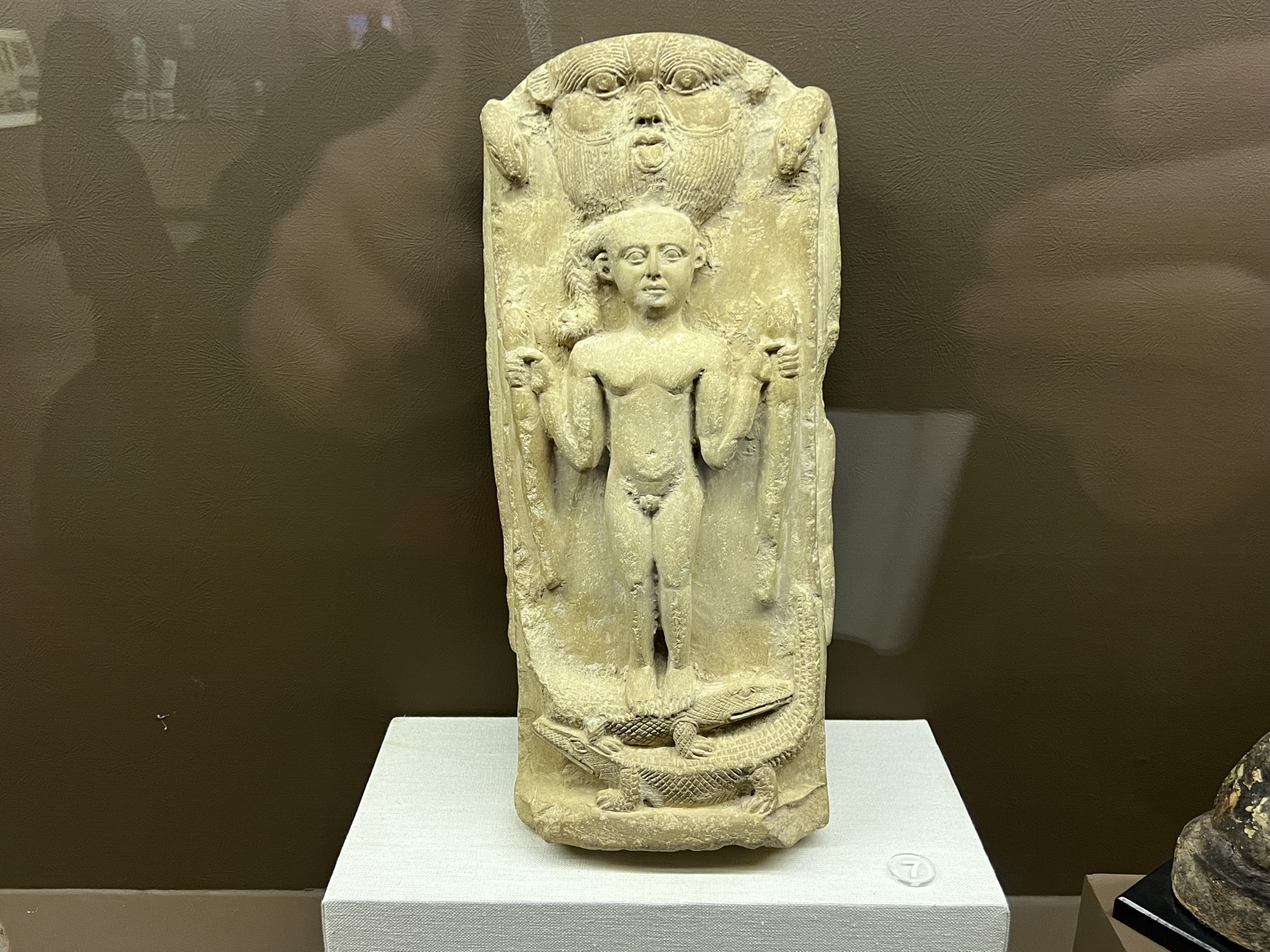 士兵上战场前会向这个牌子泼洒酒，然后接住饮用，他们认为这样能得到神明的庇佑