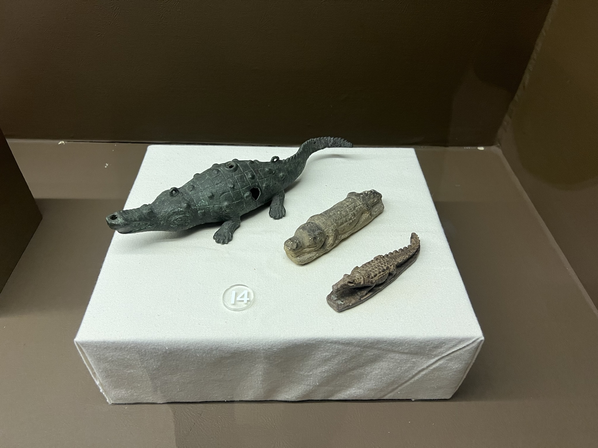 这个鳄鱼是个油灯，鼻孔地方是点火亮灯的