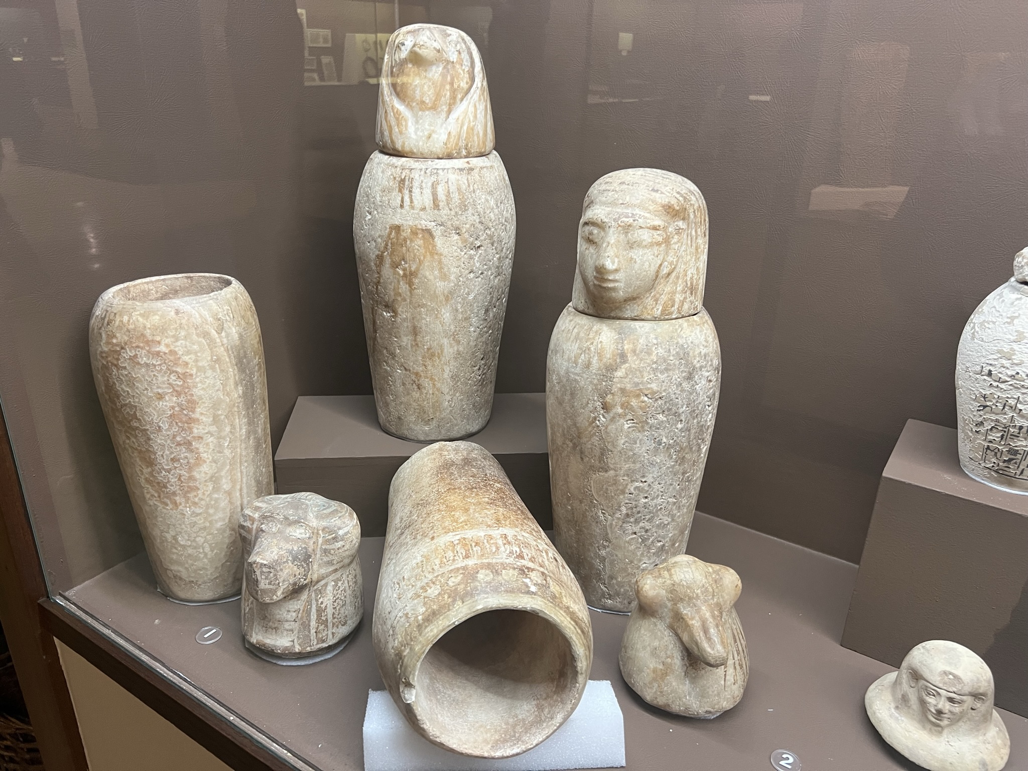 放置要做成木乃伊死去人身体里的器官的容器，注意他们的盖子是不同的神明，他们认为这样做神明会保佑他们的器官