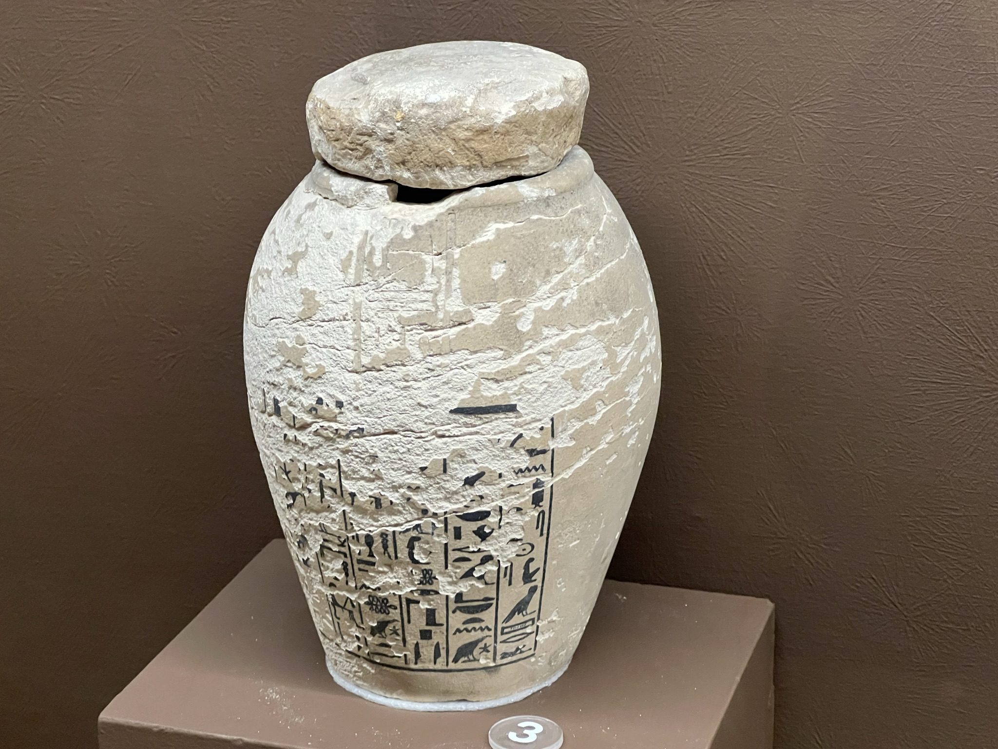 后来这样的器皿就简化了，没有神明样子的盖子了，就在瓶子身上写点字也能达到同样的保佑效果