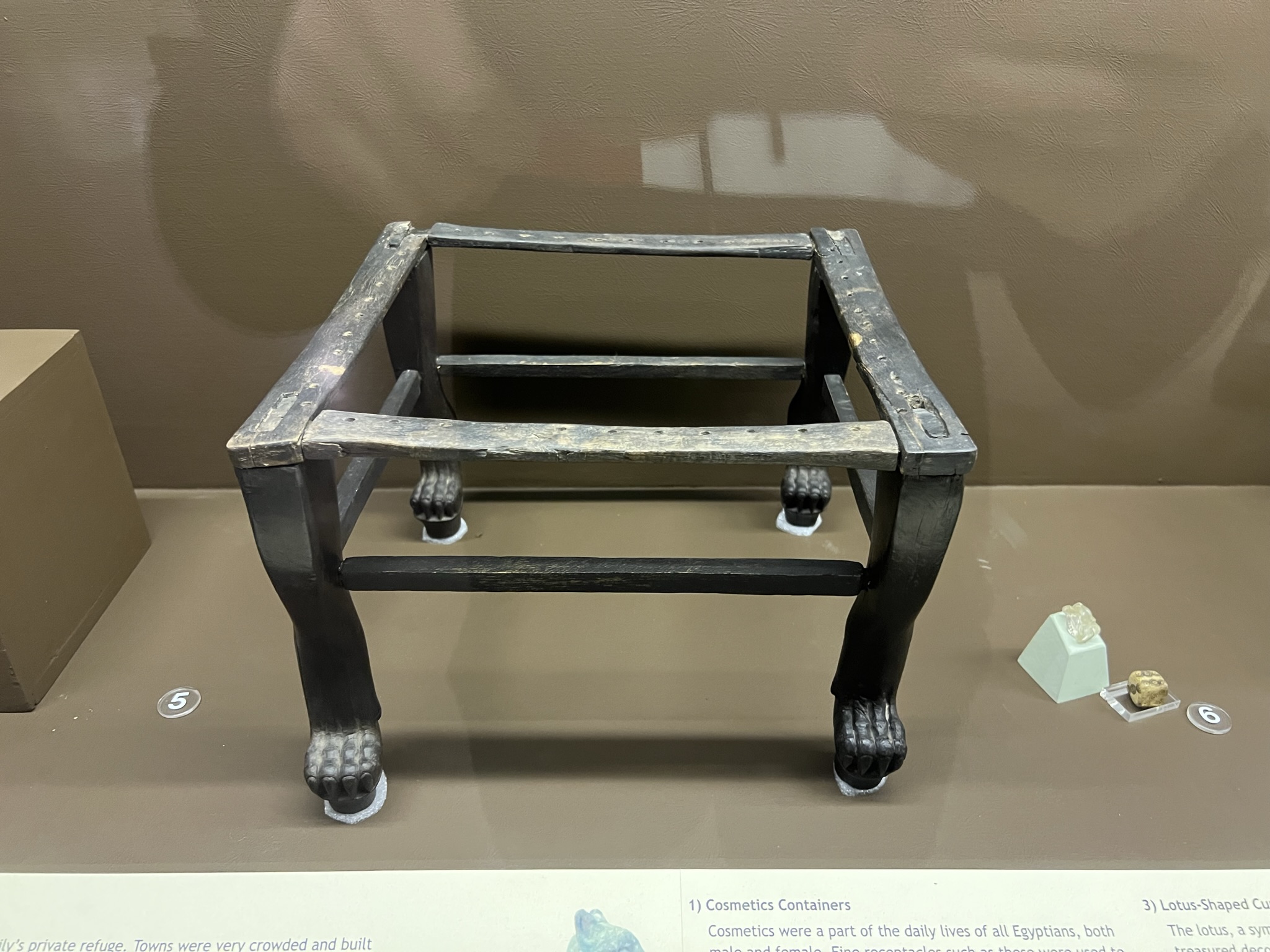 只有有身份地位的人才能坐椅子，这个椅子的四脚是猛兽，主人应该是个国王