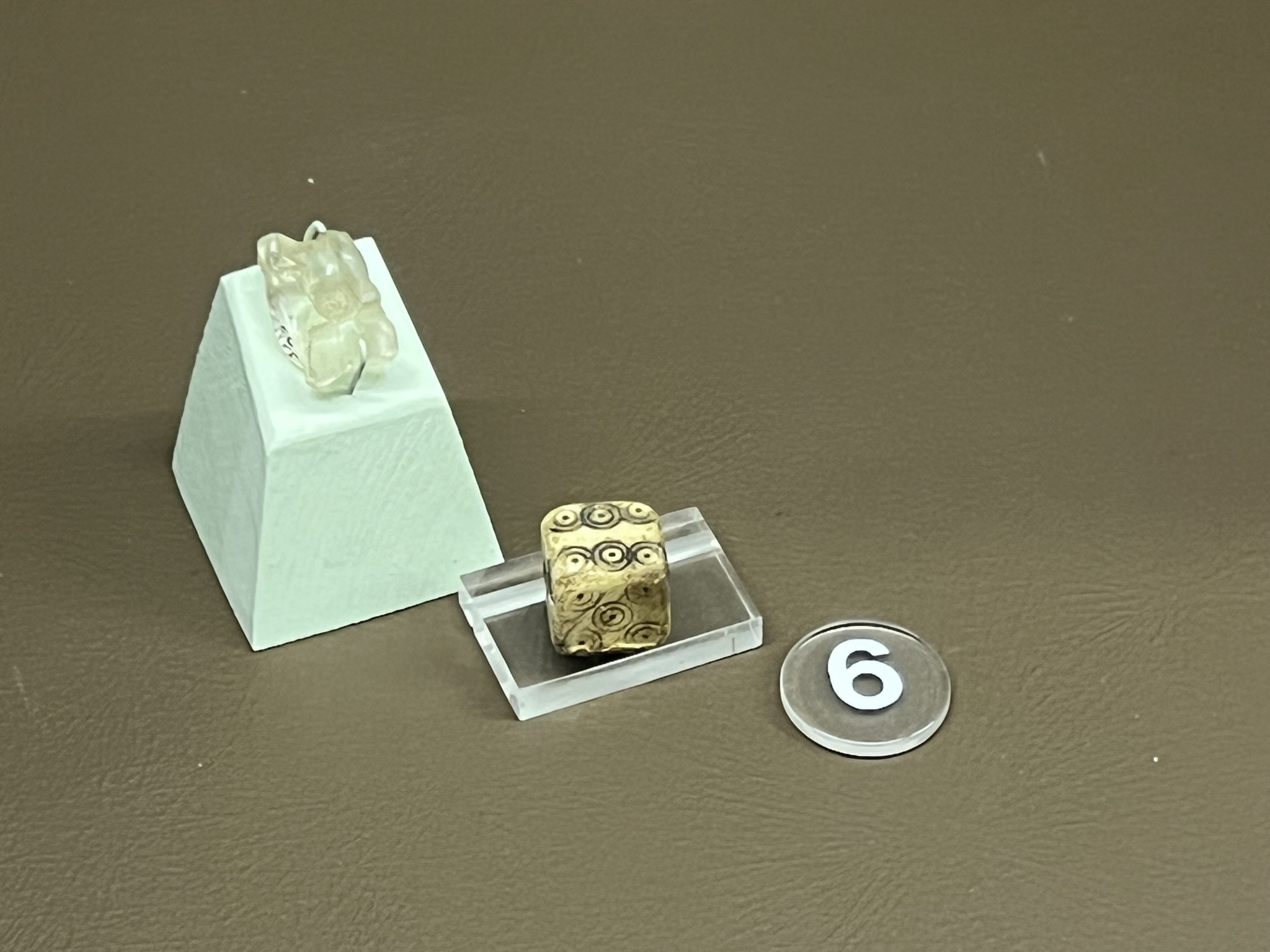 这，原来色子这么早就出现了。。。