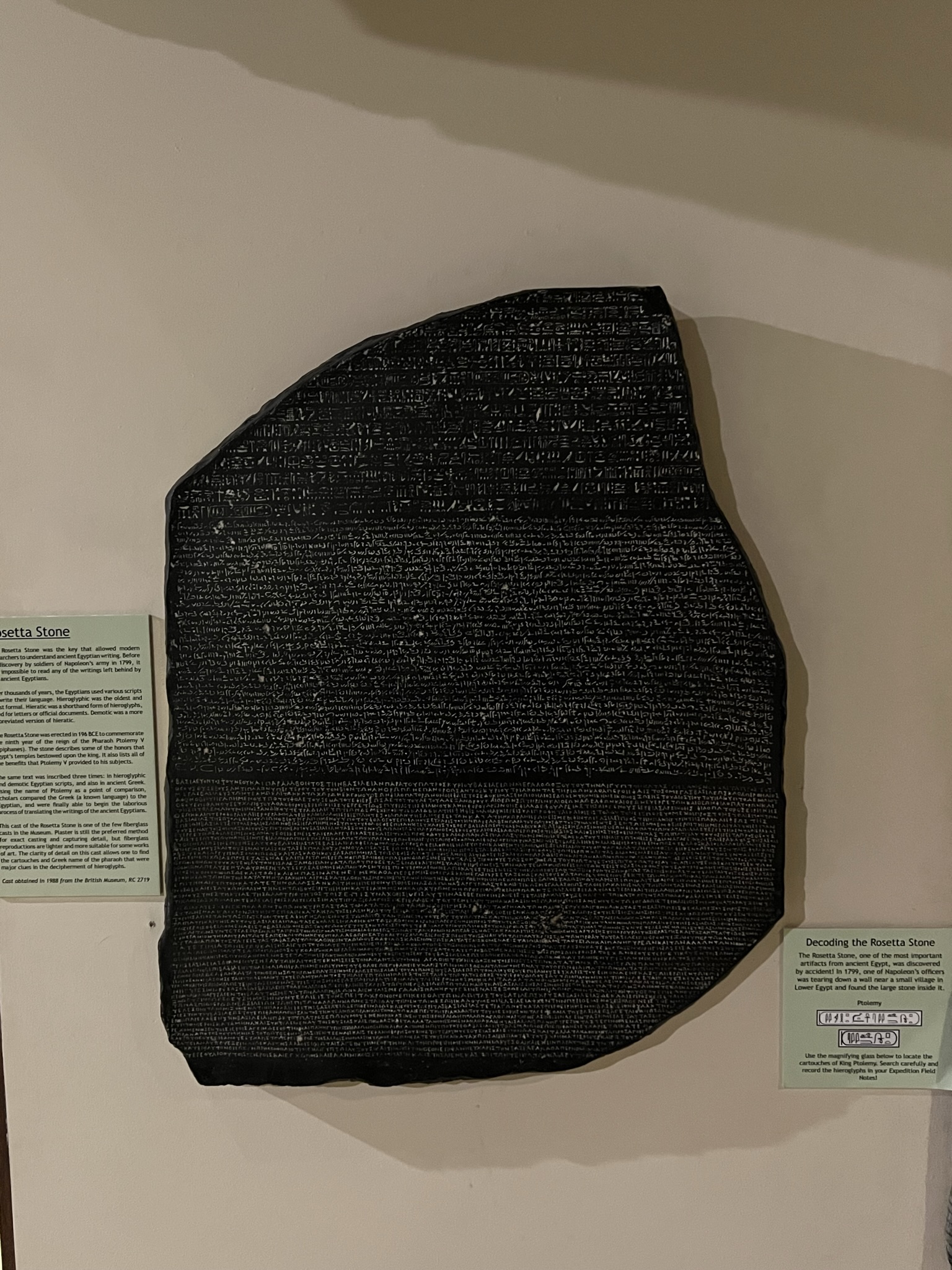 罗赛塔石碑仿品，我在大英博物馆看到过正品