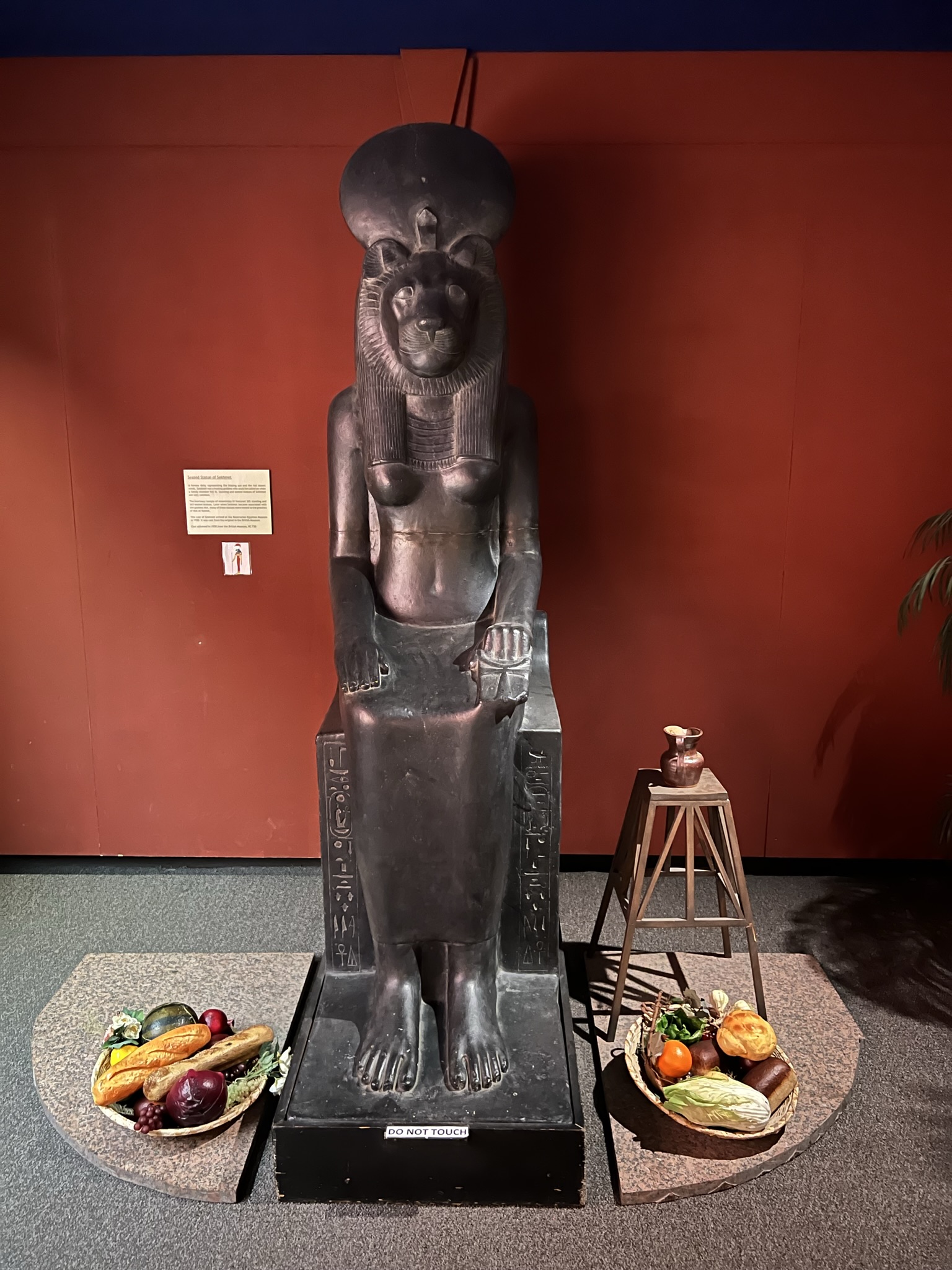 神明的雕像和供品