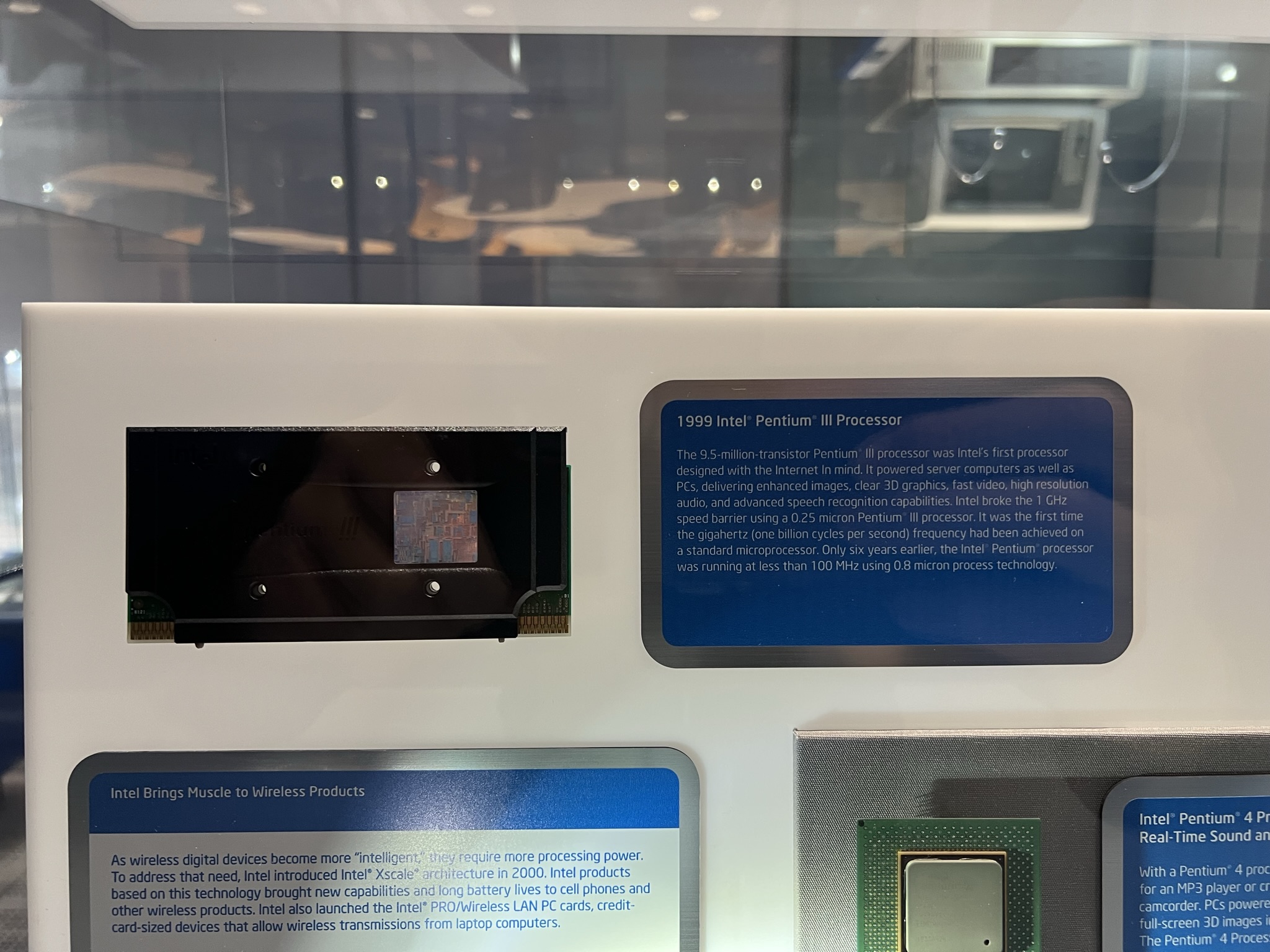 我小时候花过很长的一段时间在同学家的有奔腾 3 处理器的清华同方电脑上玩过很多当时的主流游戏，甚至有一些早期的 3D 游戏，像《死亡之屋》之类的