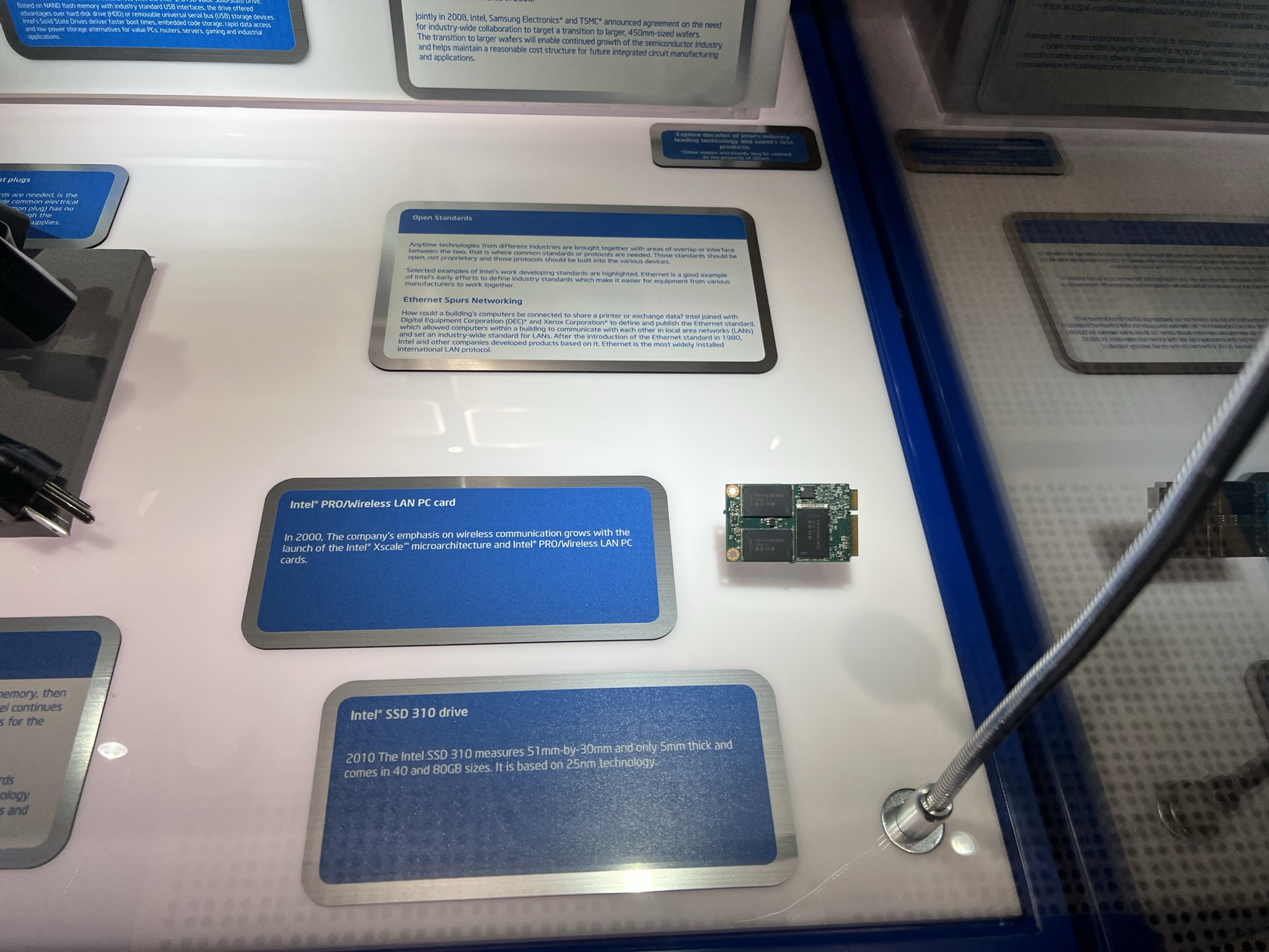 就样子而言，现在 Intel 的无限网卡依然还是长这样的