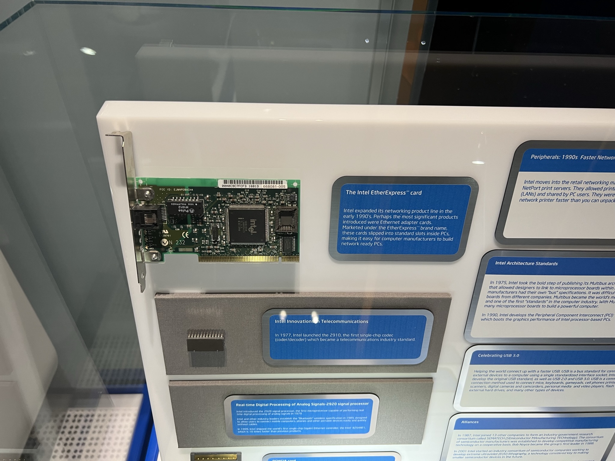 当年早期电脑主板上没有集成网卡，要上网就得买一个专门的有网络处理芯片的网卡