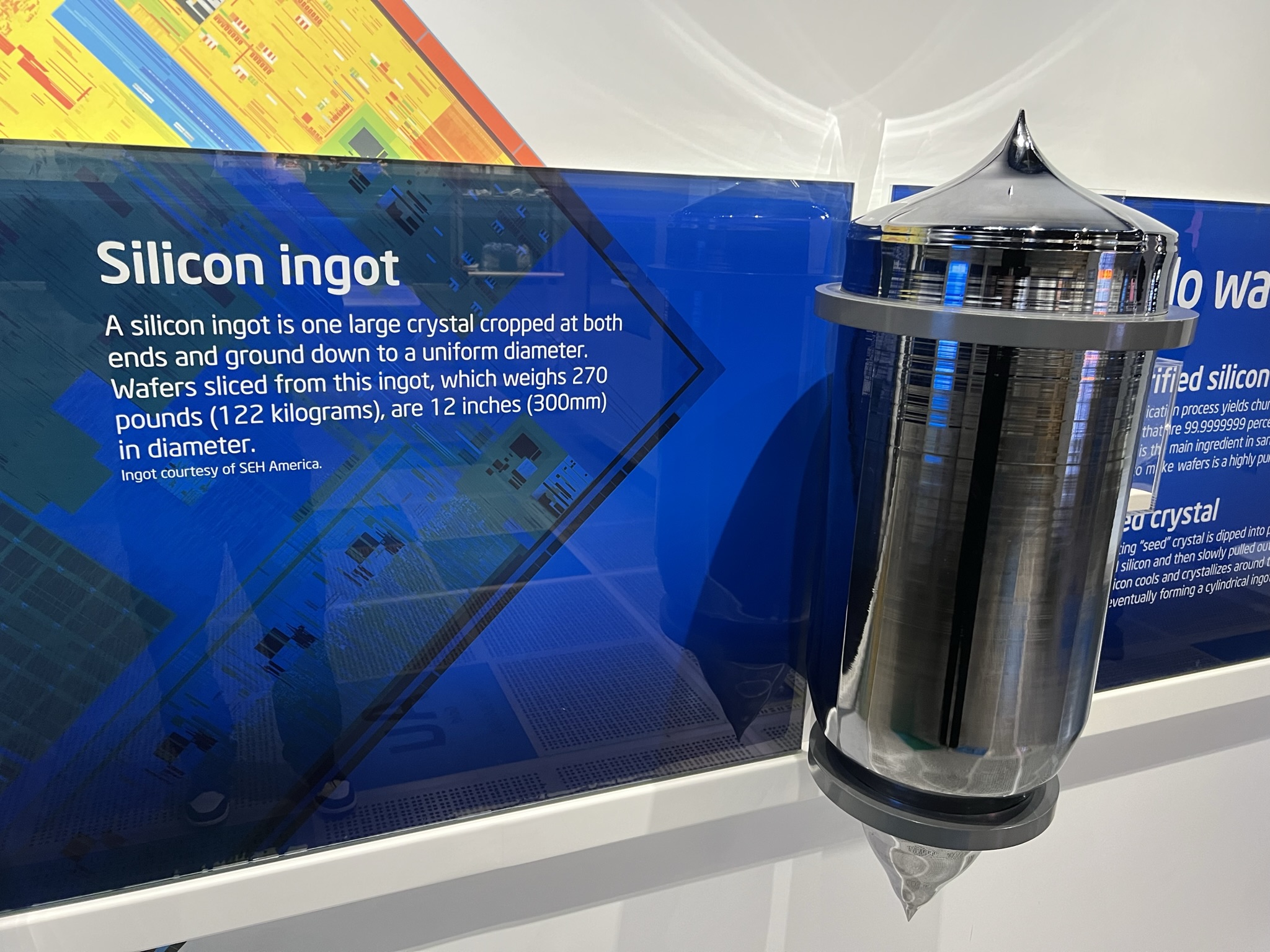 高纯度的硅制成的 Ingot 经过横向切割以后就产生了Wafer