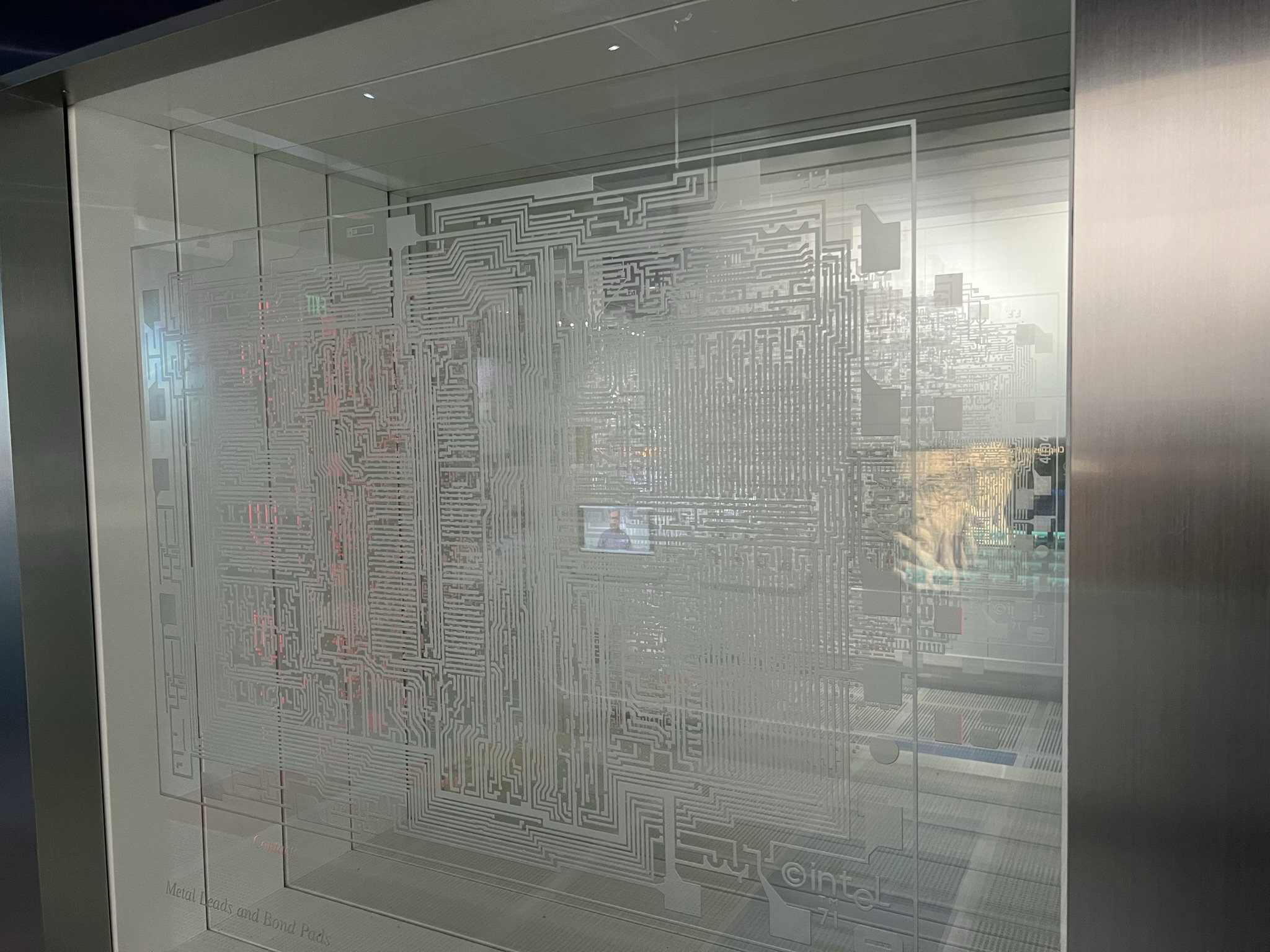 Intel 早期的 4004 芯片，也就两万个 Transistor