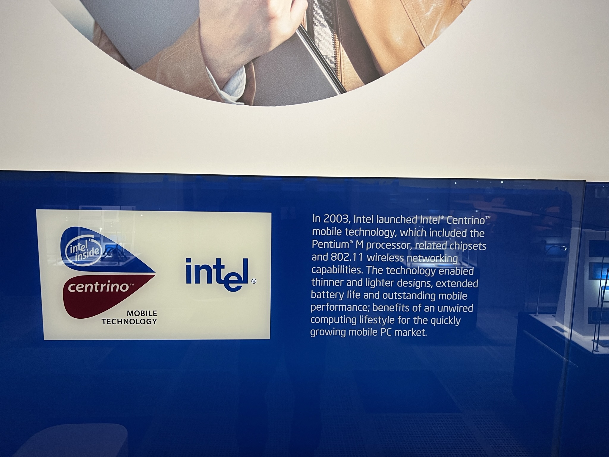 当年用于高端商用笔记本电脑的 Intel Centrino（迅驰）移动平台，其实就是用了 Intel 的移动版本的处理器再多用了一张 Intel 的高端无限网卡，现在这个技术改叫 vPro了
