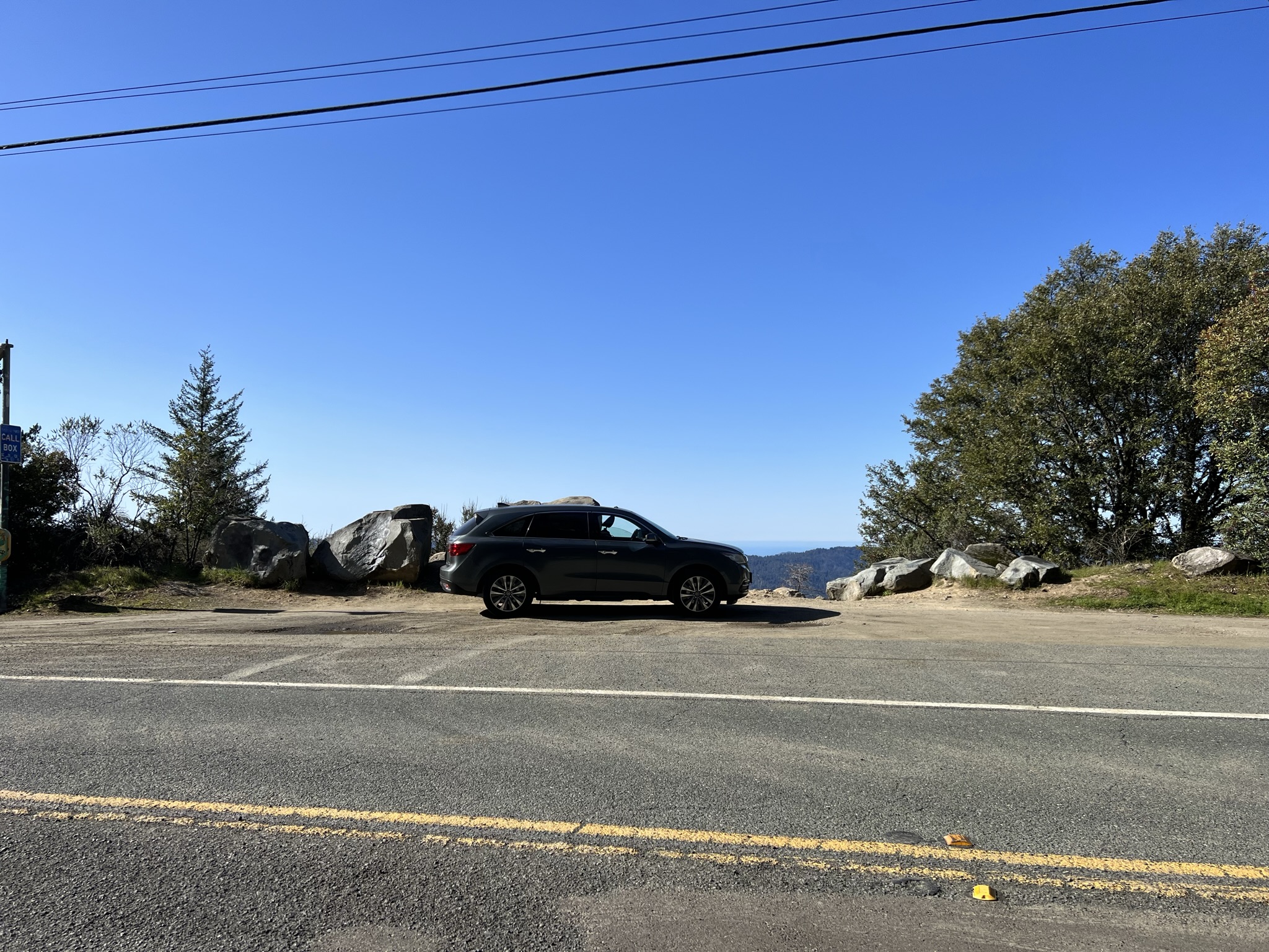 另一条路需要沿着马路边走一会，不过还算安全