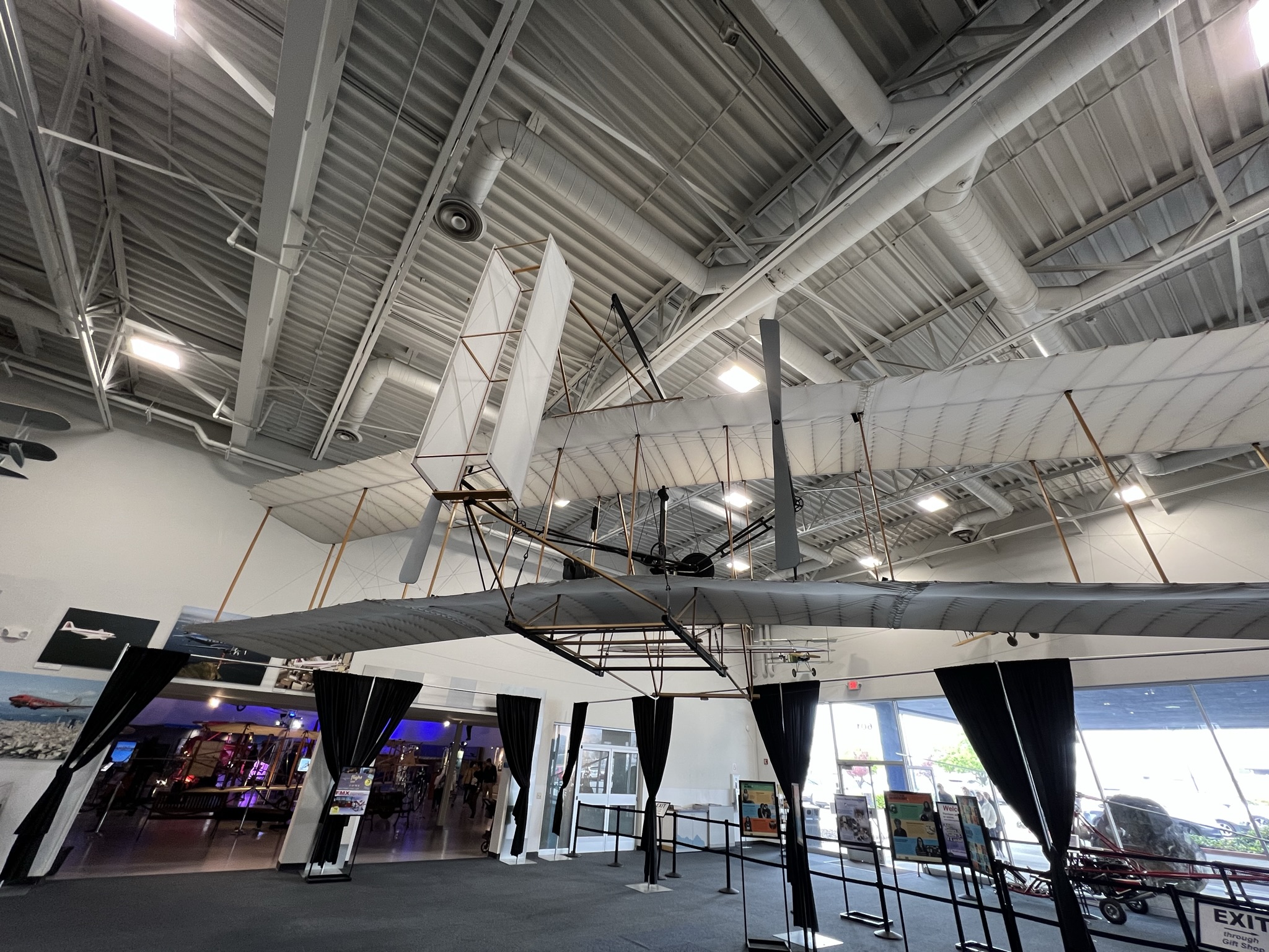 进门就是一个滑翔机