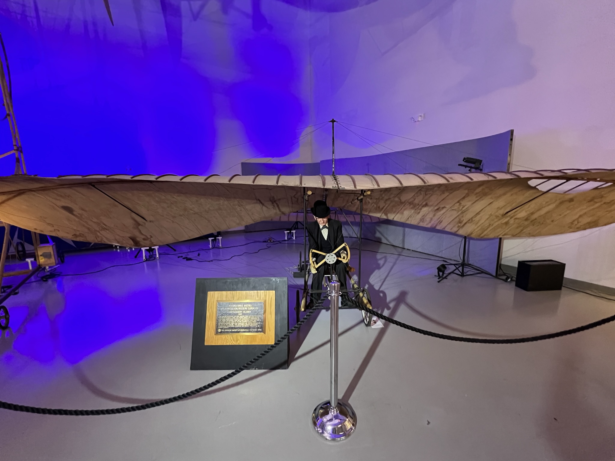 这个博物馆滑翔机很多