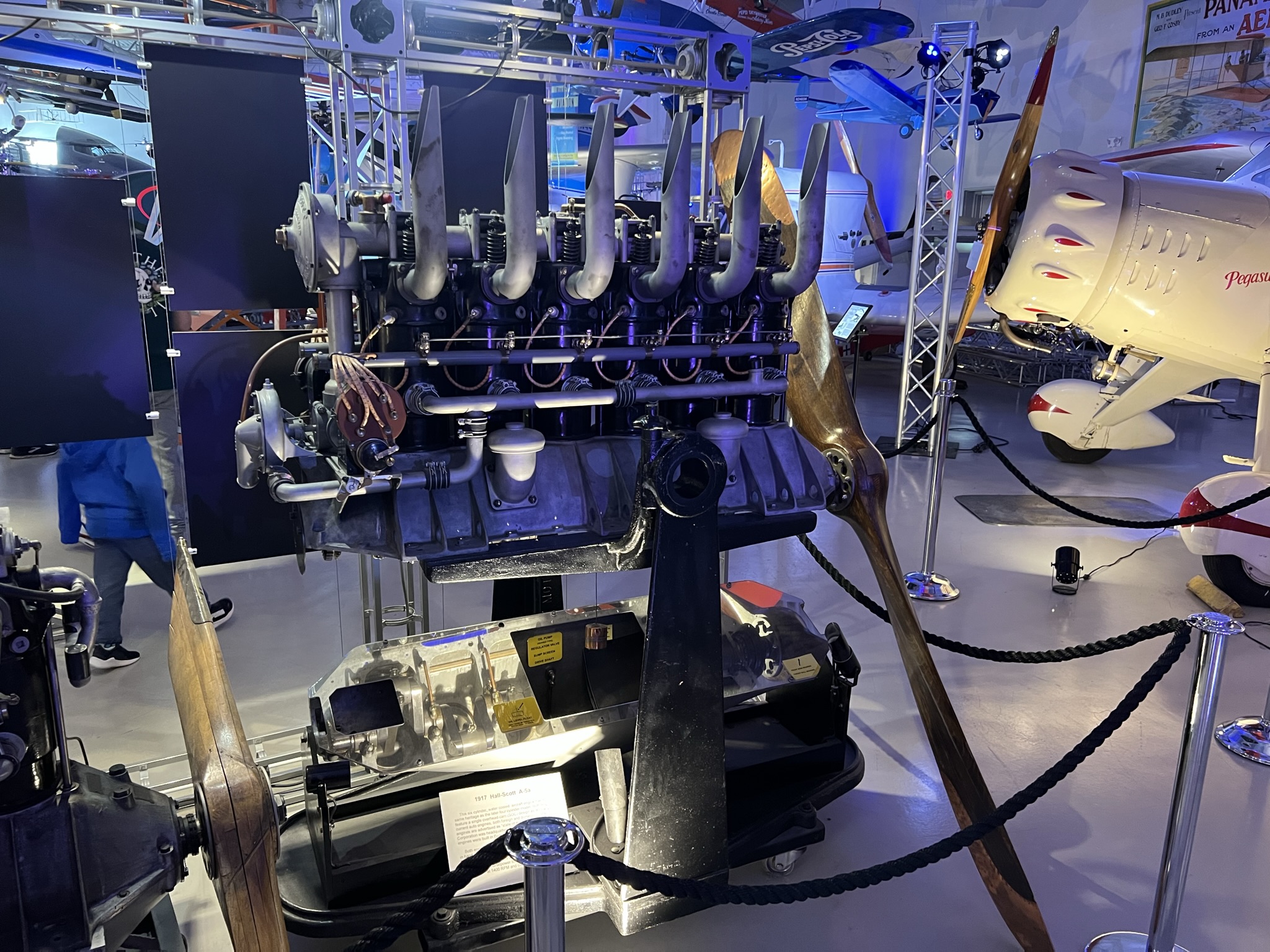 早期的六缸航空螺旋桨发动机