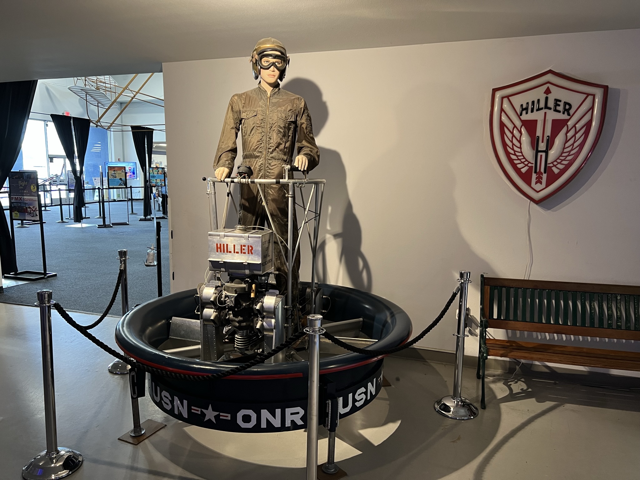 美军研发的飞行器，可以在空中悬浮