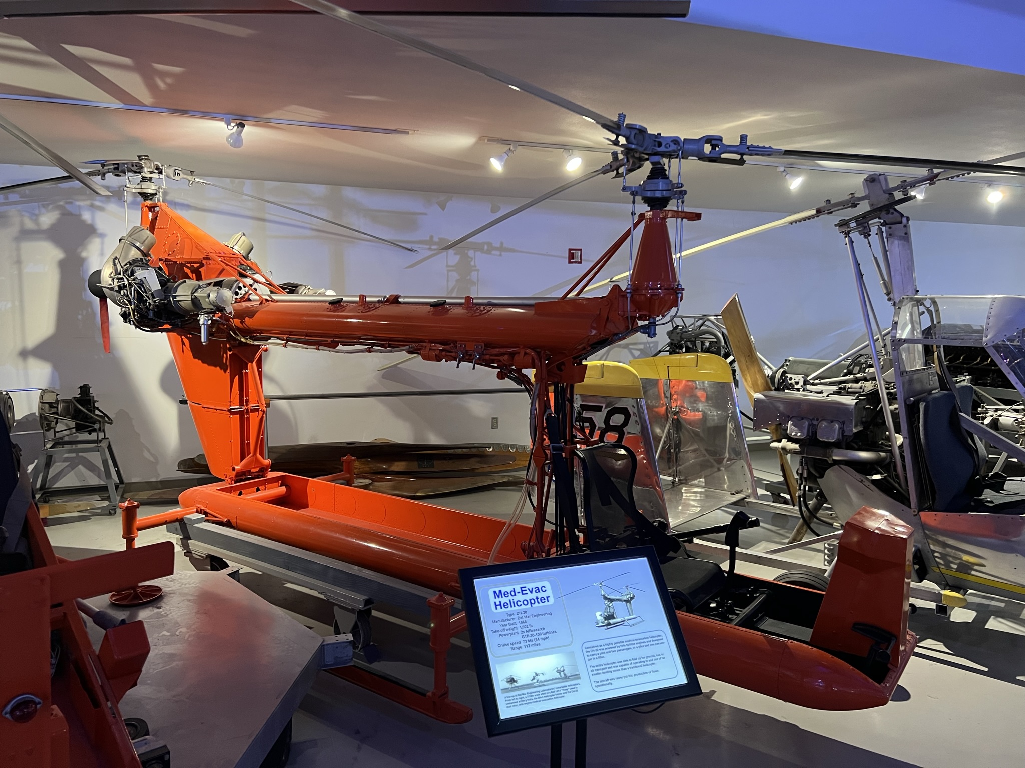 两个螺旋桨的直升机