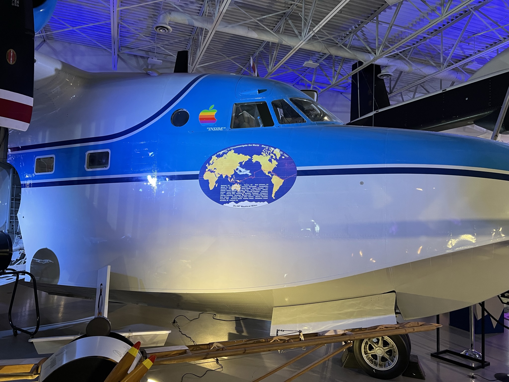 第一架环绕世界的客机，用的似乎是 Apple 当时的芯片