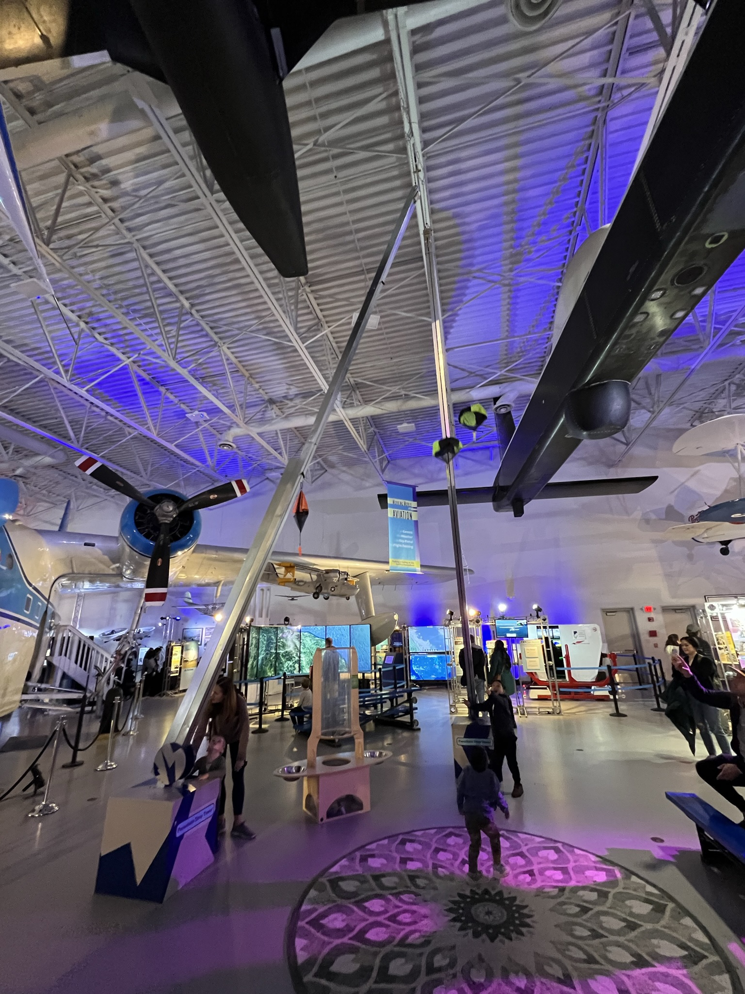 孩子们在玩降落伞