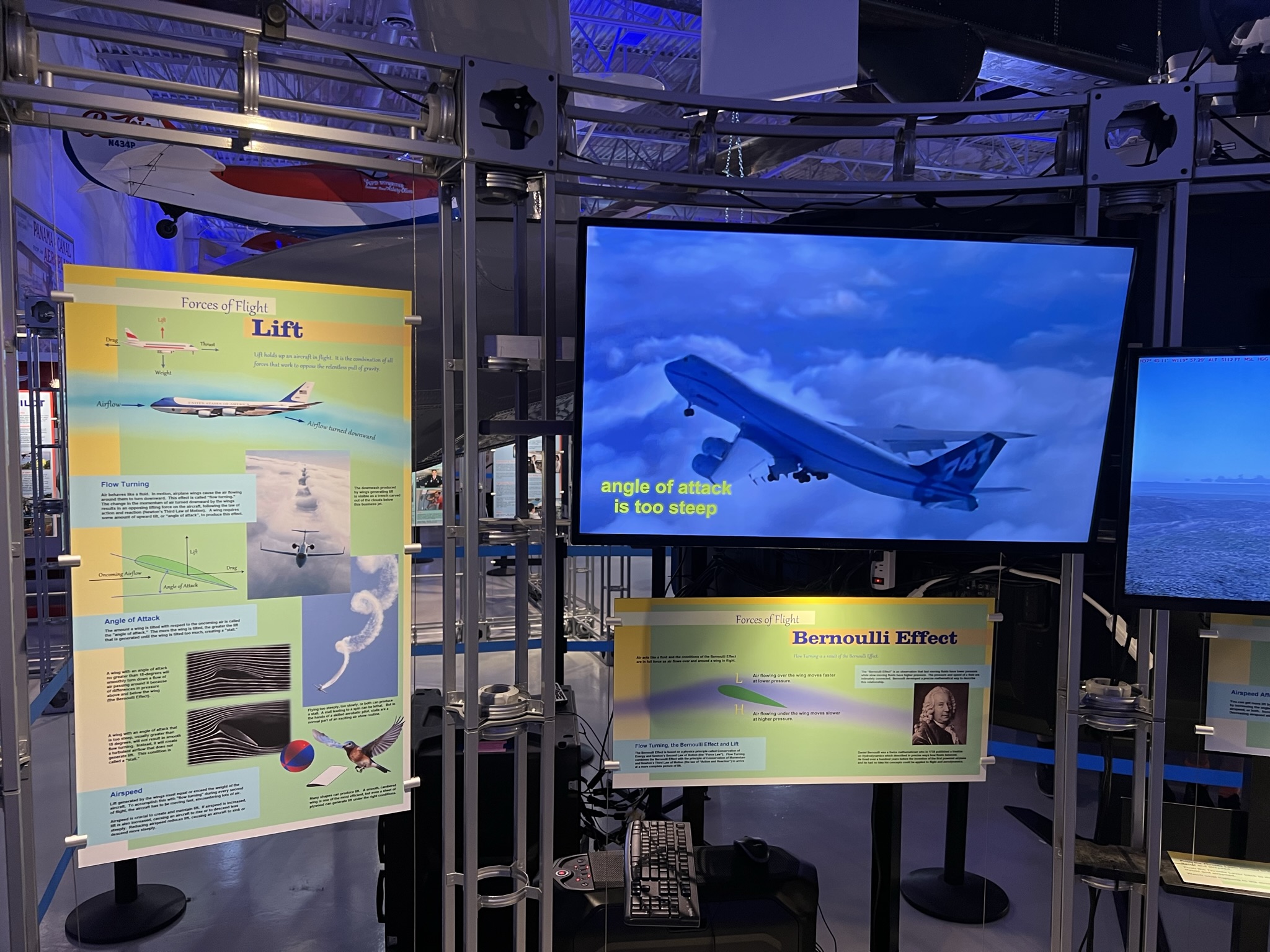 伯努利效应，飞机的升力是由迎面而来的气流提供的，都是流体力学