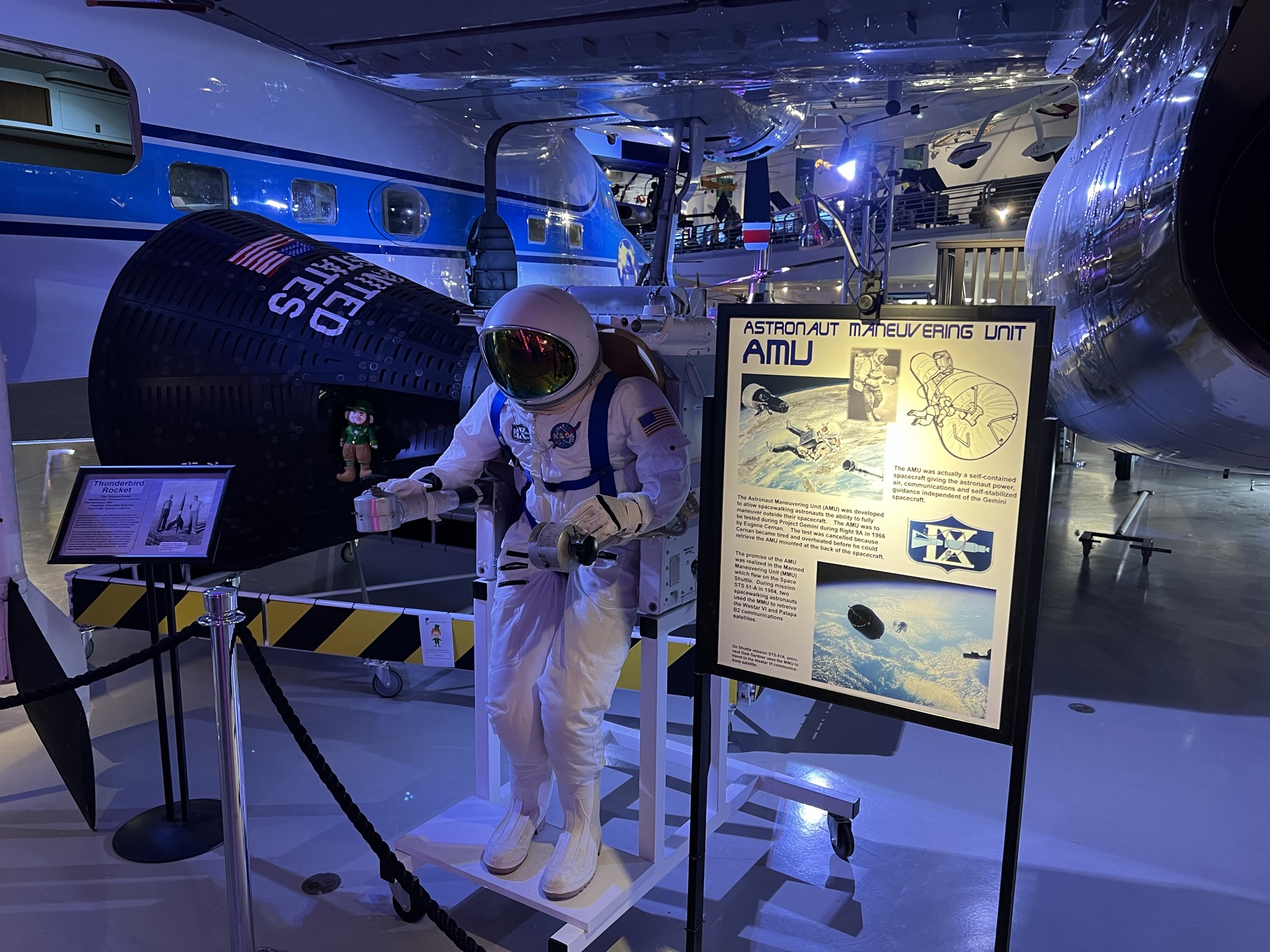 可以为宇航员提供动力的 AMU，就是这么大的一个东西