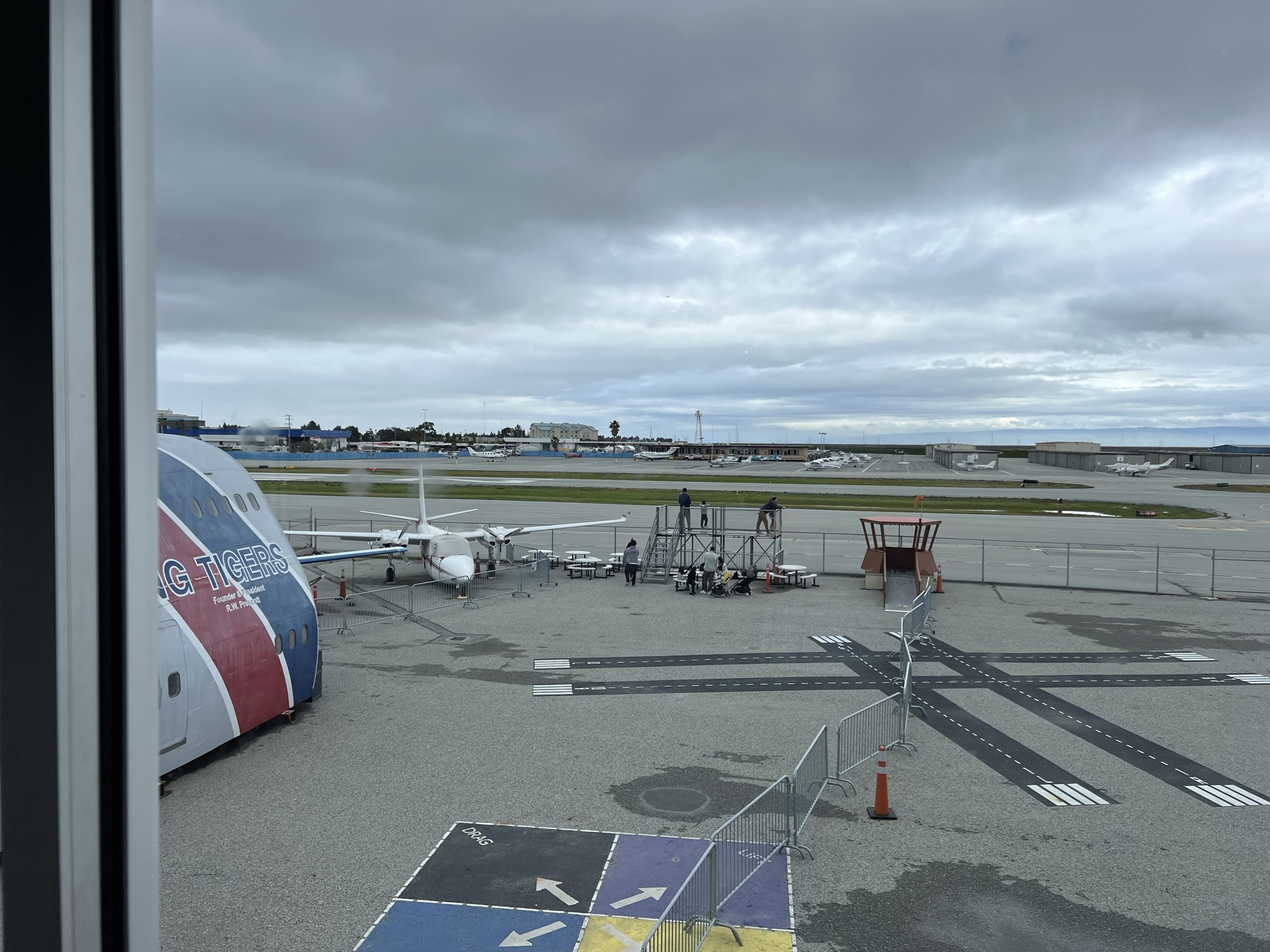 外面是 San Carlos 机场