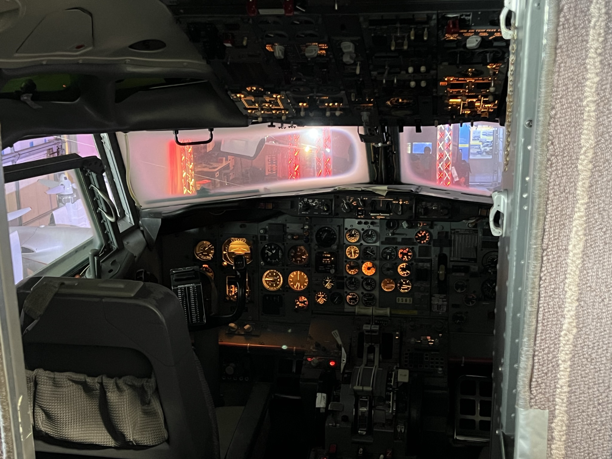 客机驾驶室内部