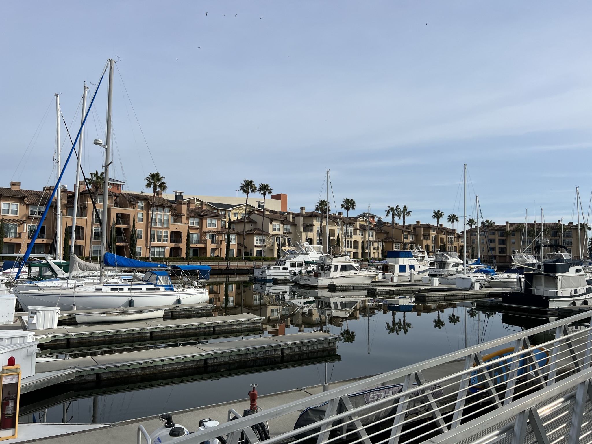 停车场旁就是一个泊船的港口