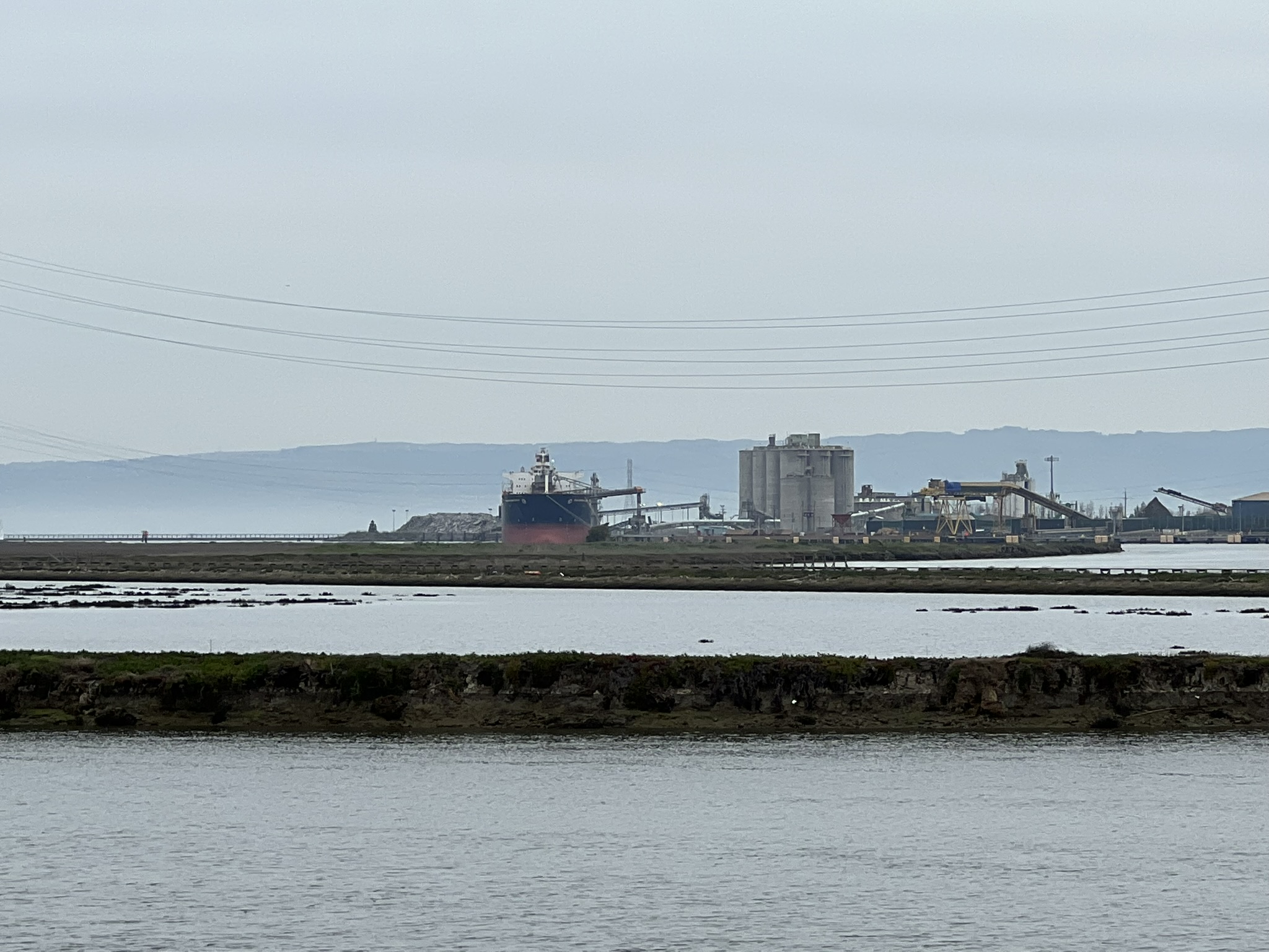 对面的工厂，工地，和船