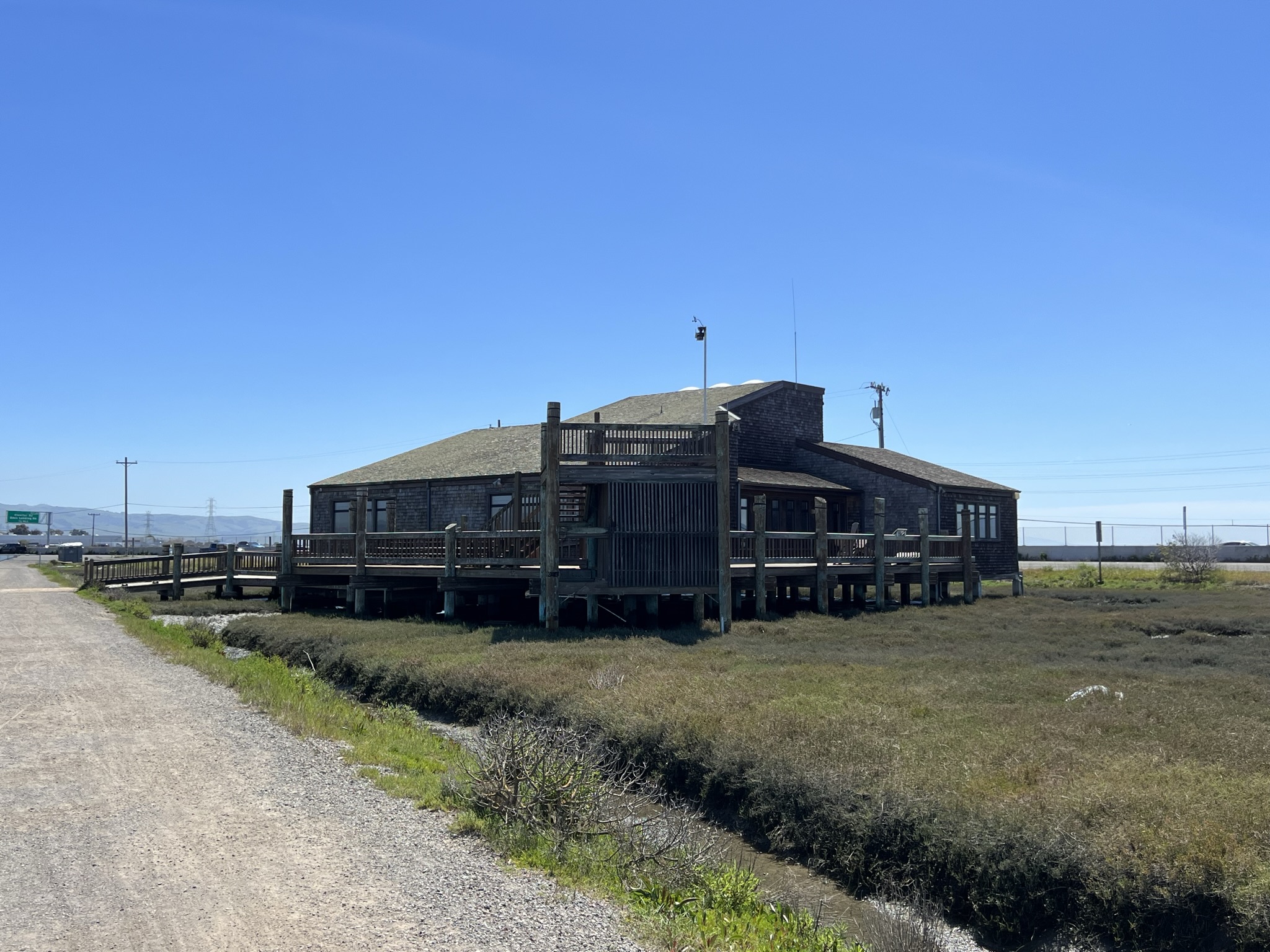 走近了 Hayward Shoreline Interpretive Center