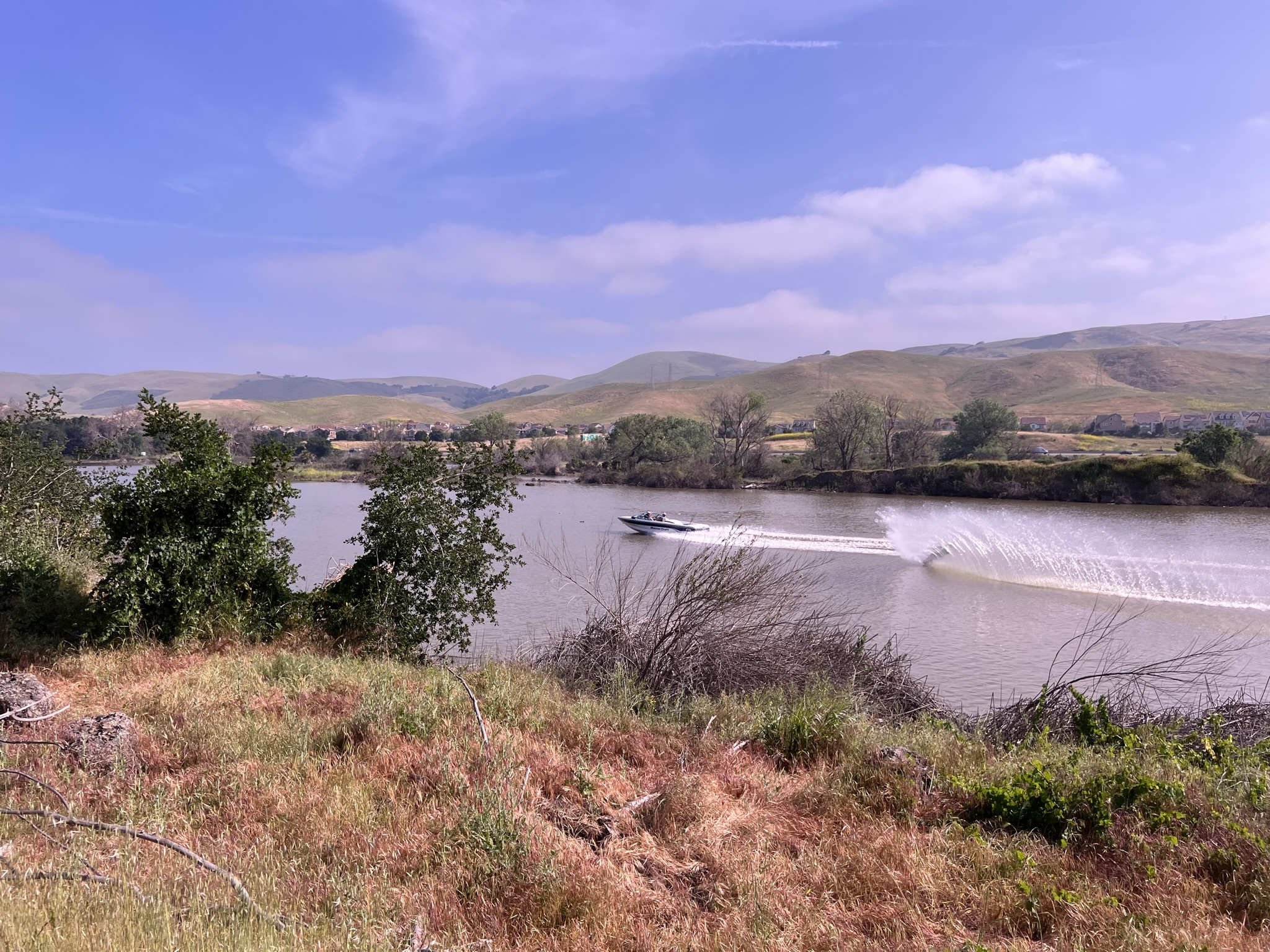 有人在河上 Water Skiing（滑水）