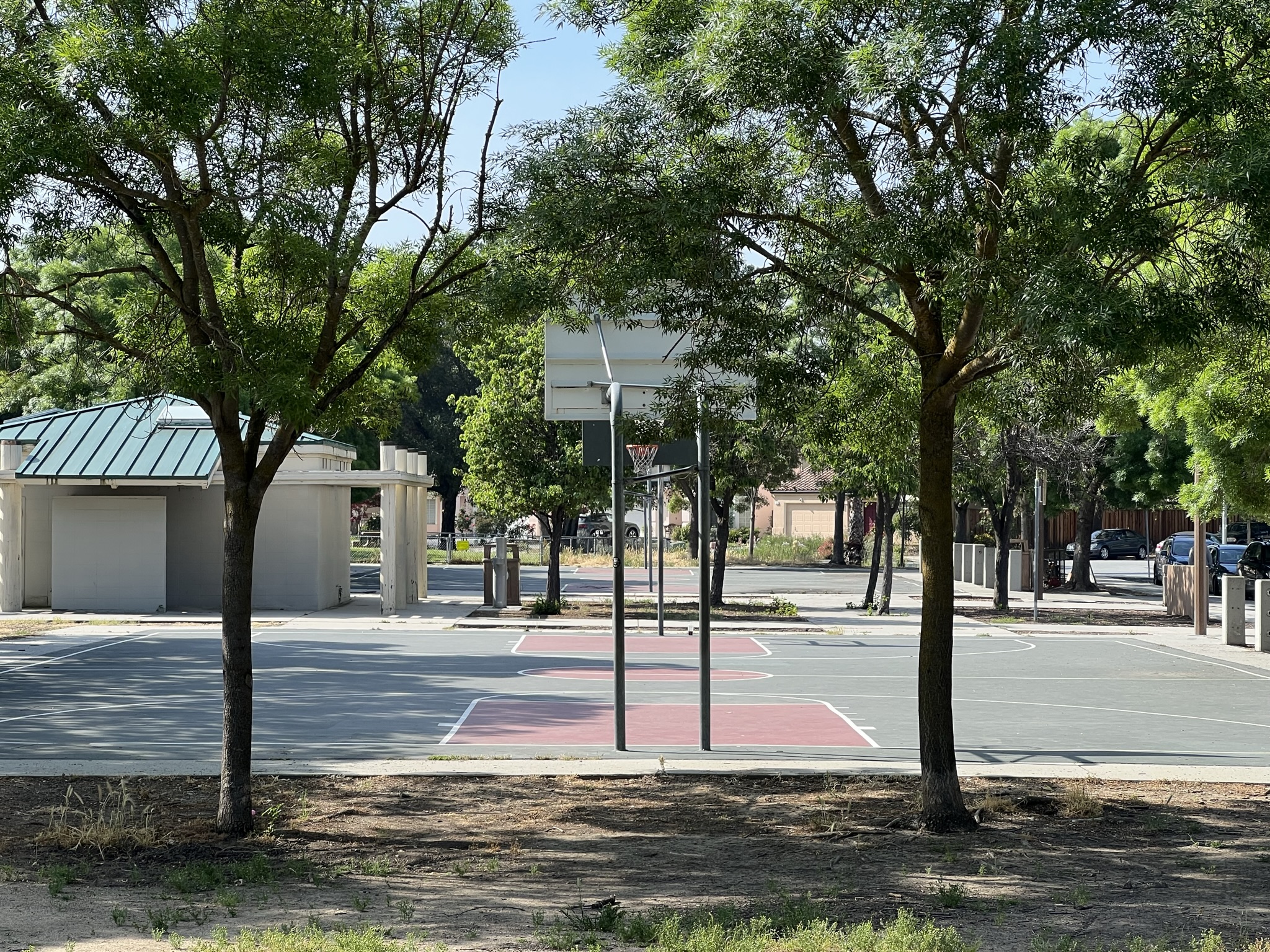 Metcalf Park 里有篮球架