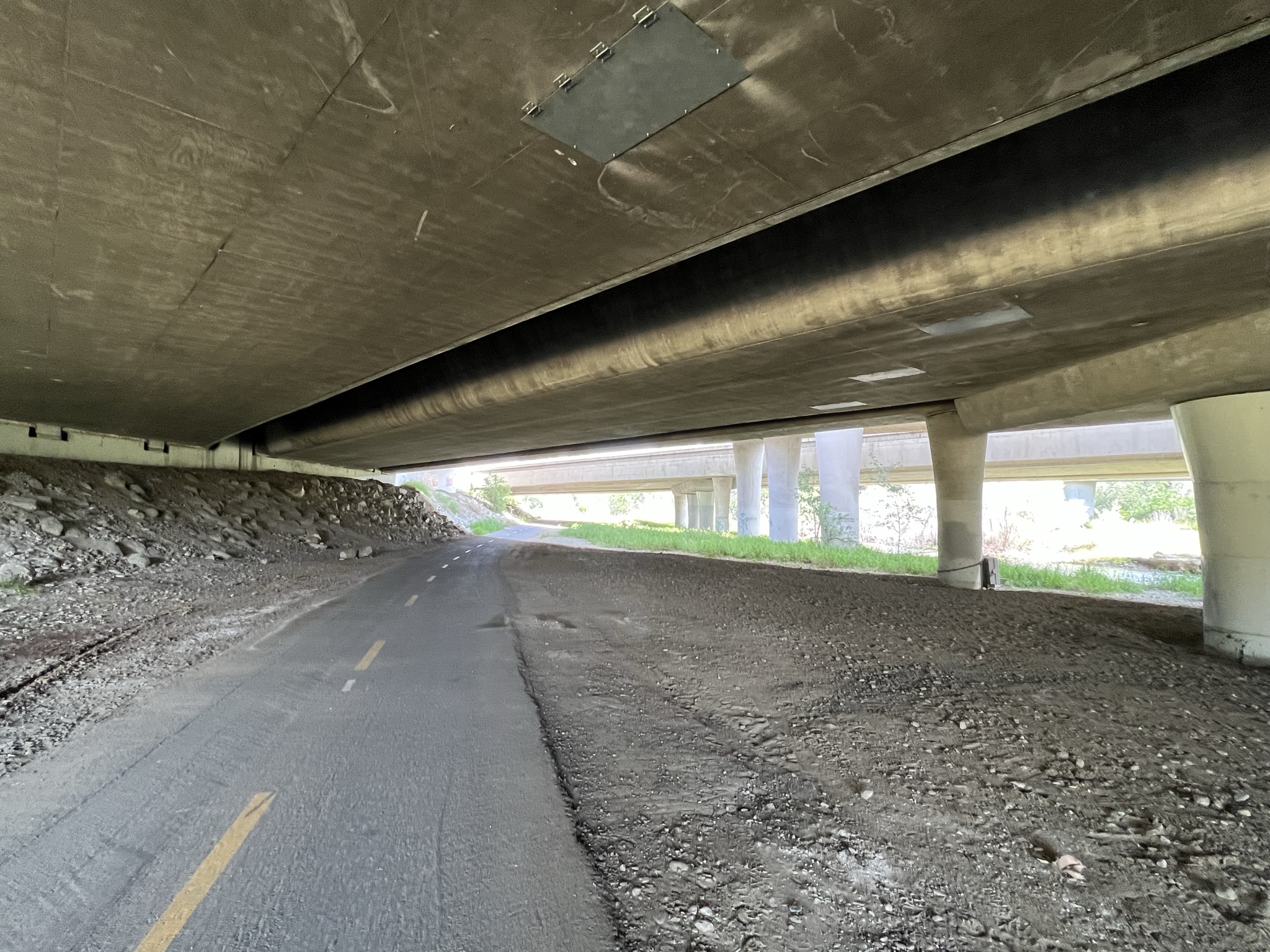 车子从头上走过，声音很大