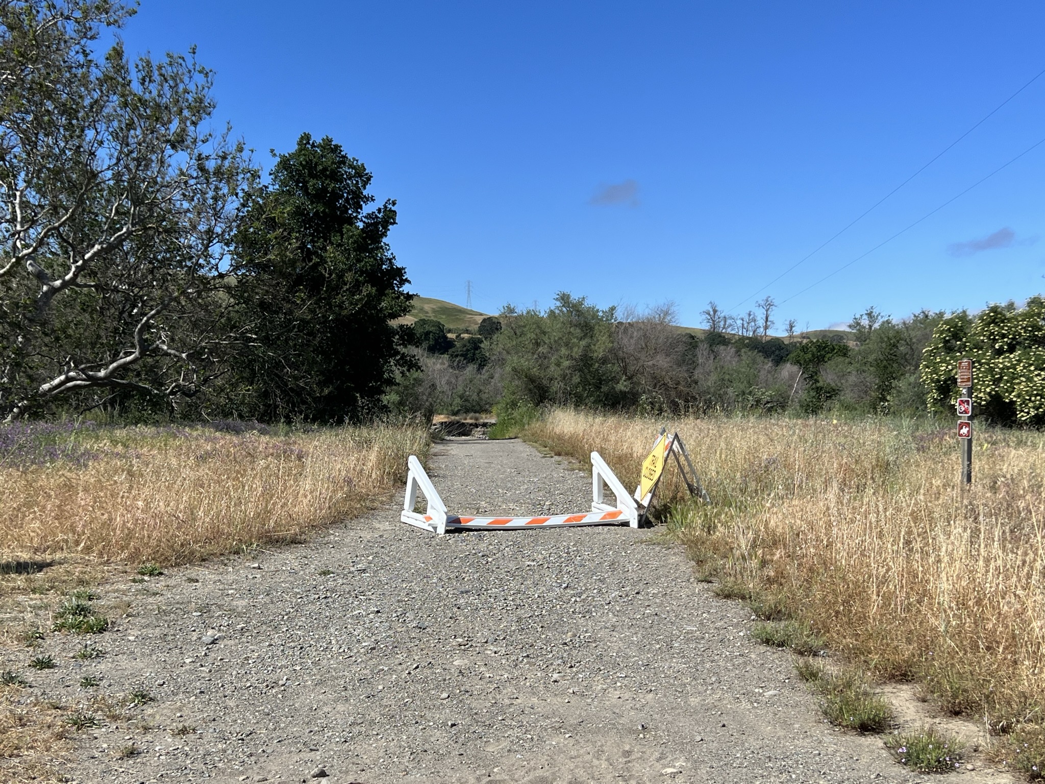 牌子倒了，但是那块区域还是封闭的