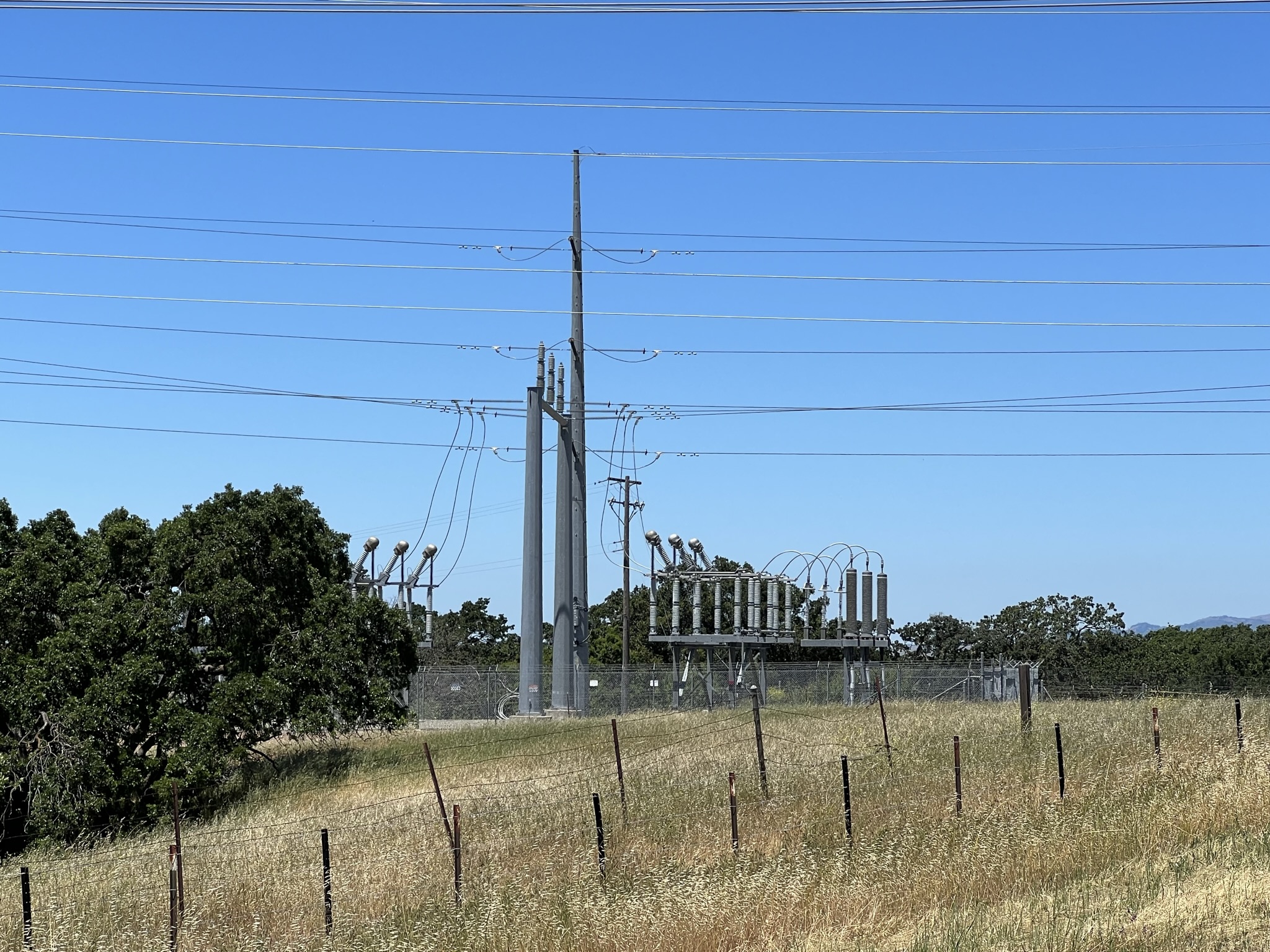 很像红警2里的中立电厂