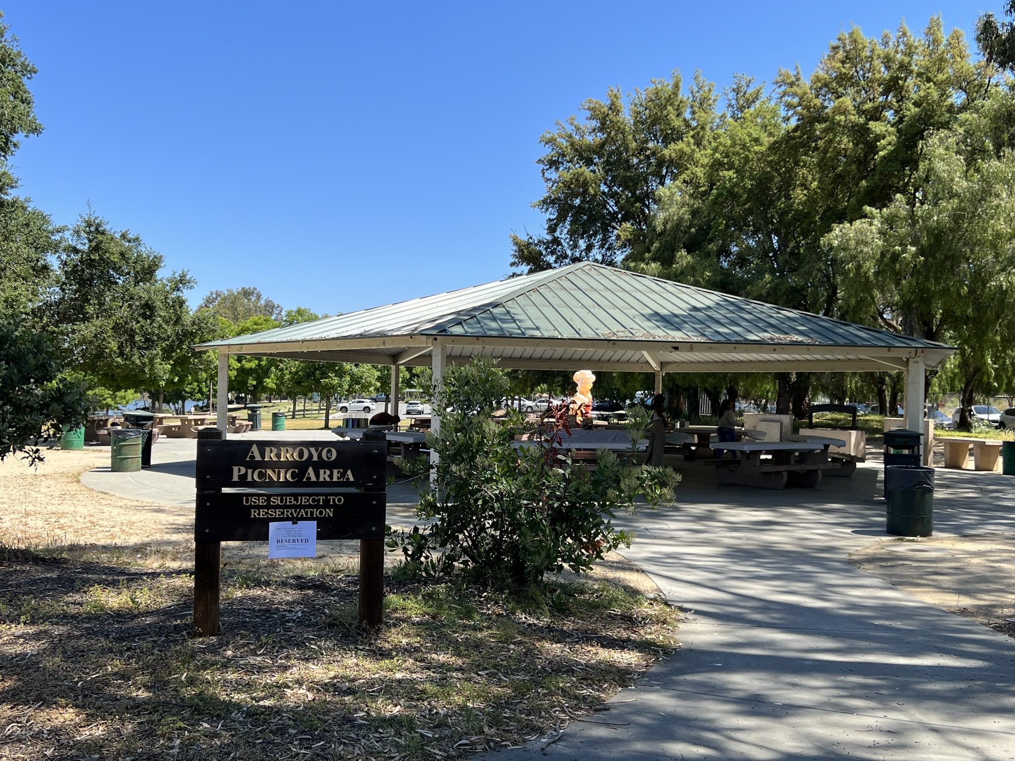 Almaden Lake Park 有很多野餐区域