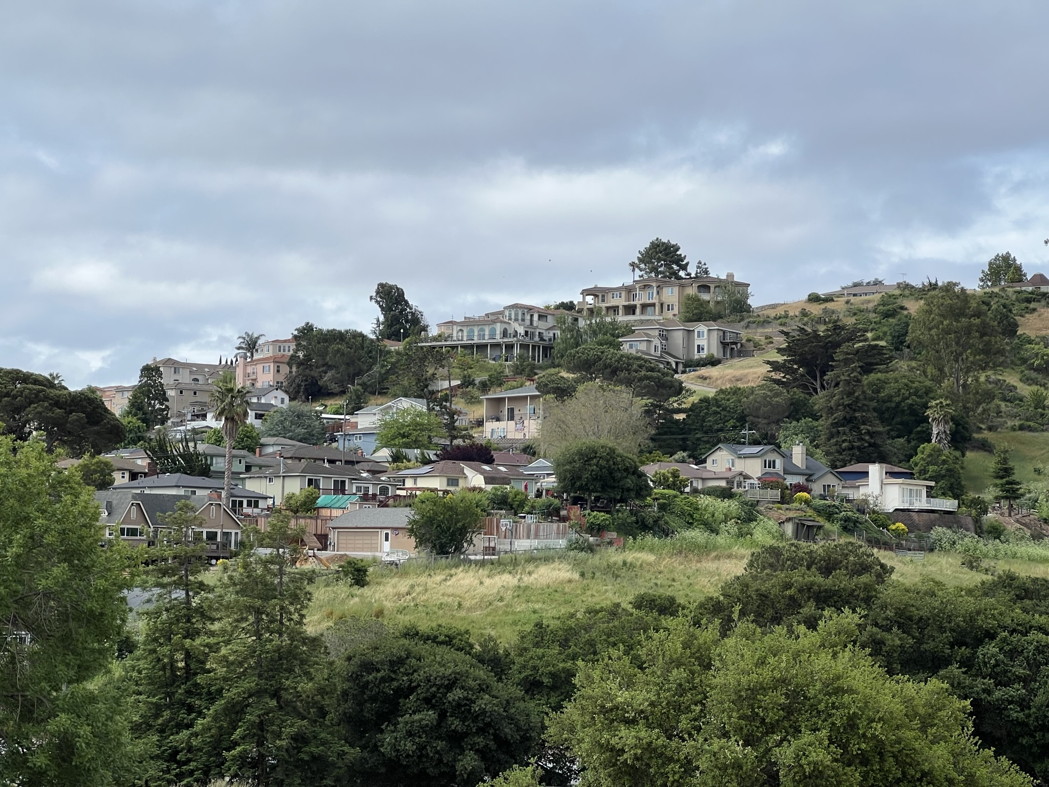 对面山上的民宅