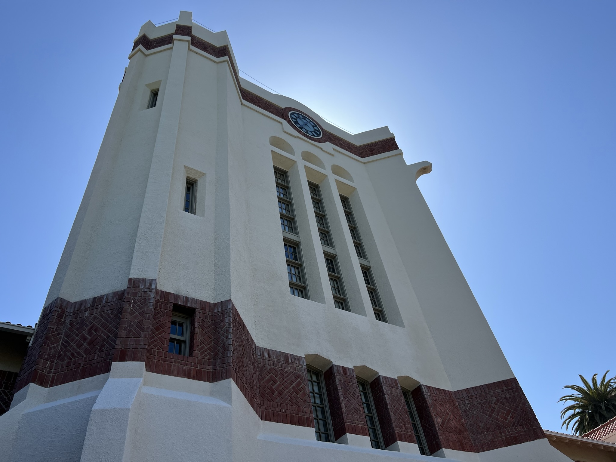 从钟楼下往上看