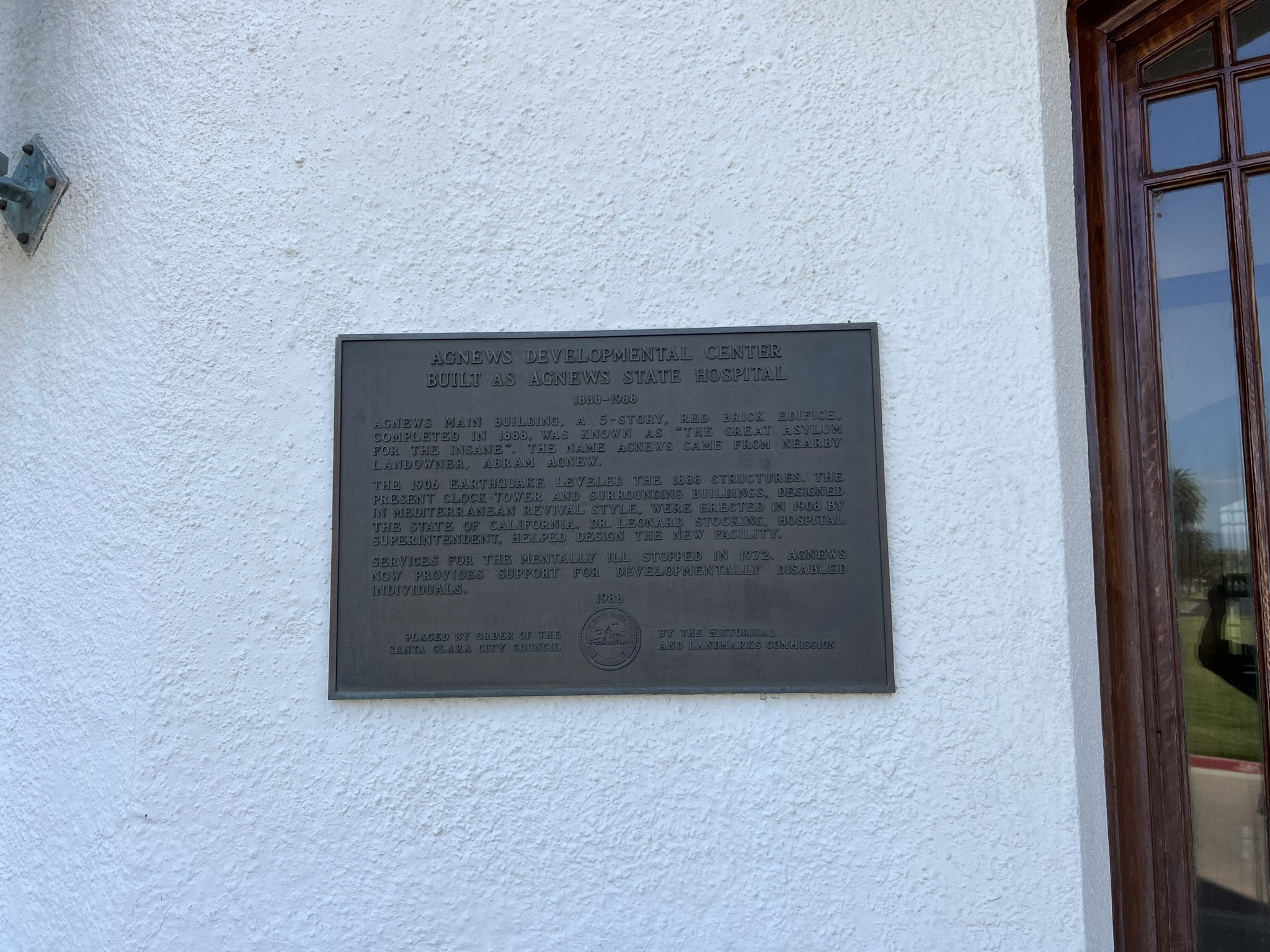 钟楼介绍，这个也就是医院治疗的主要大楼