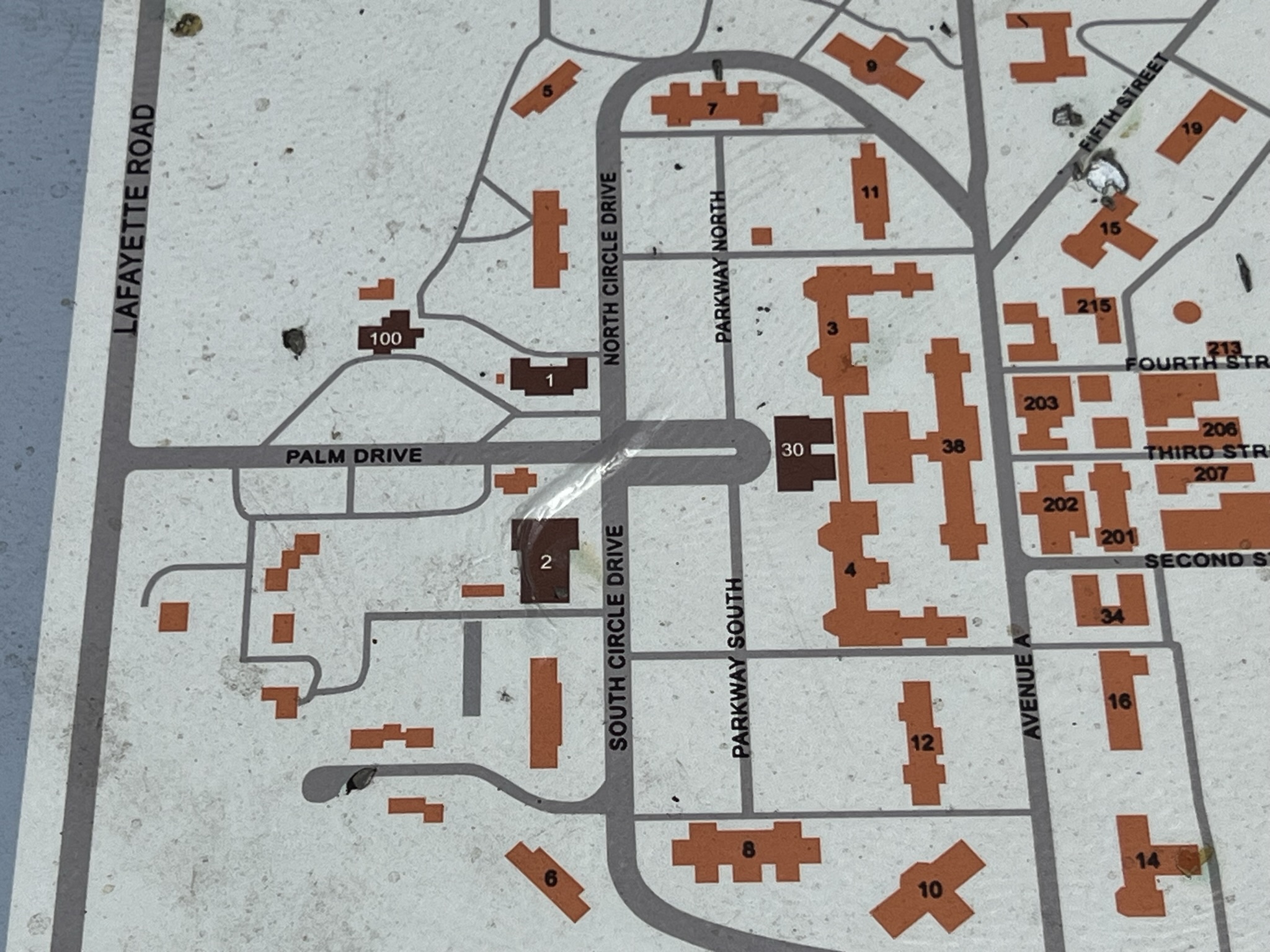 Oracle 的整个 Agnews Campus，其中深色标注的那几个楼就是刚才看到的 Angews Developmental Center